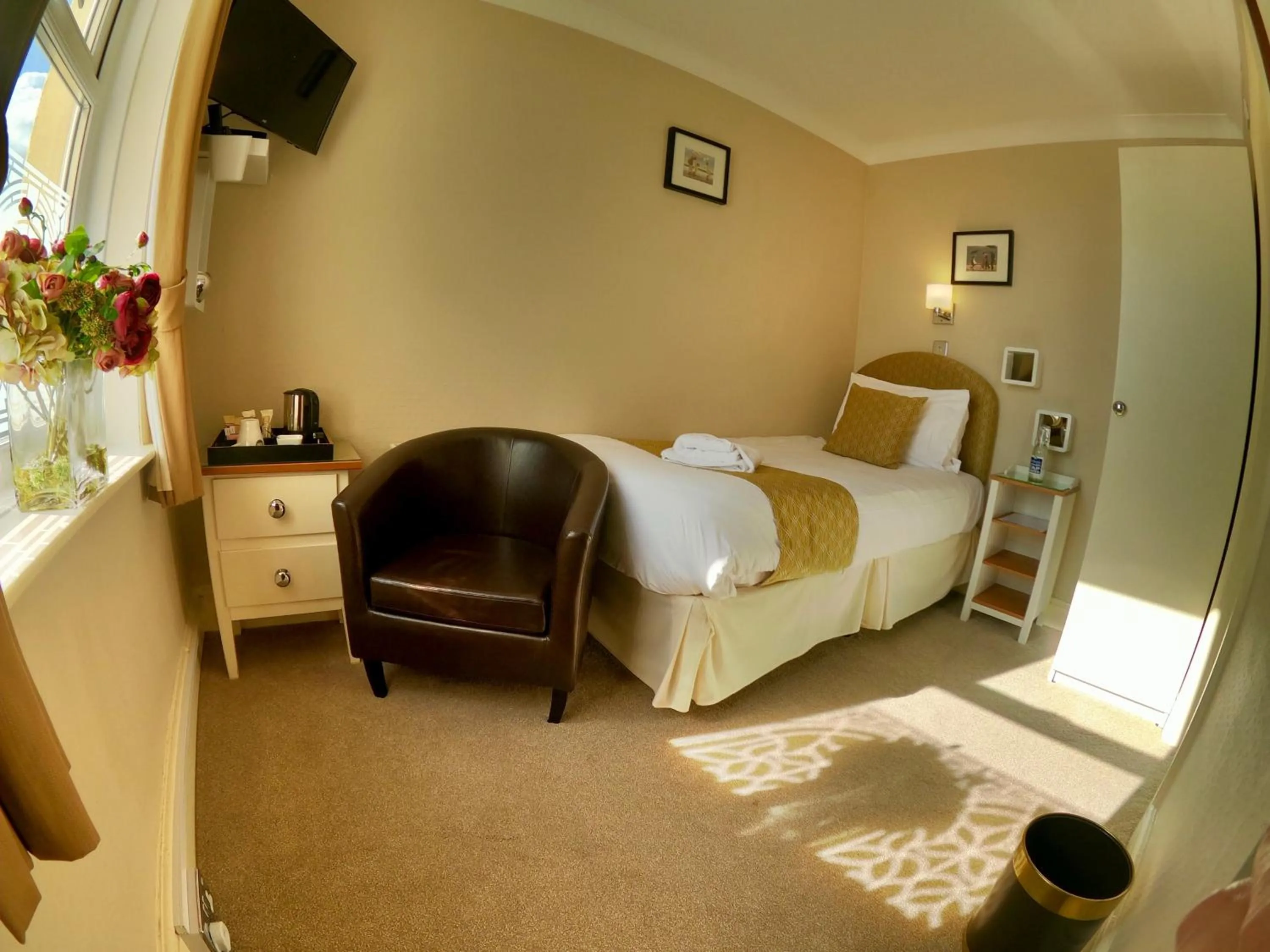 Bathroom, Bed in Riviera Lodge Hotel