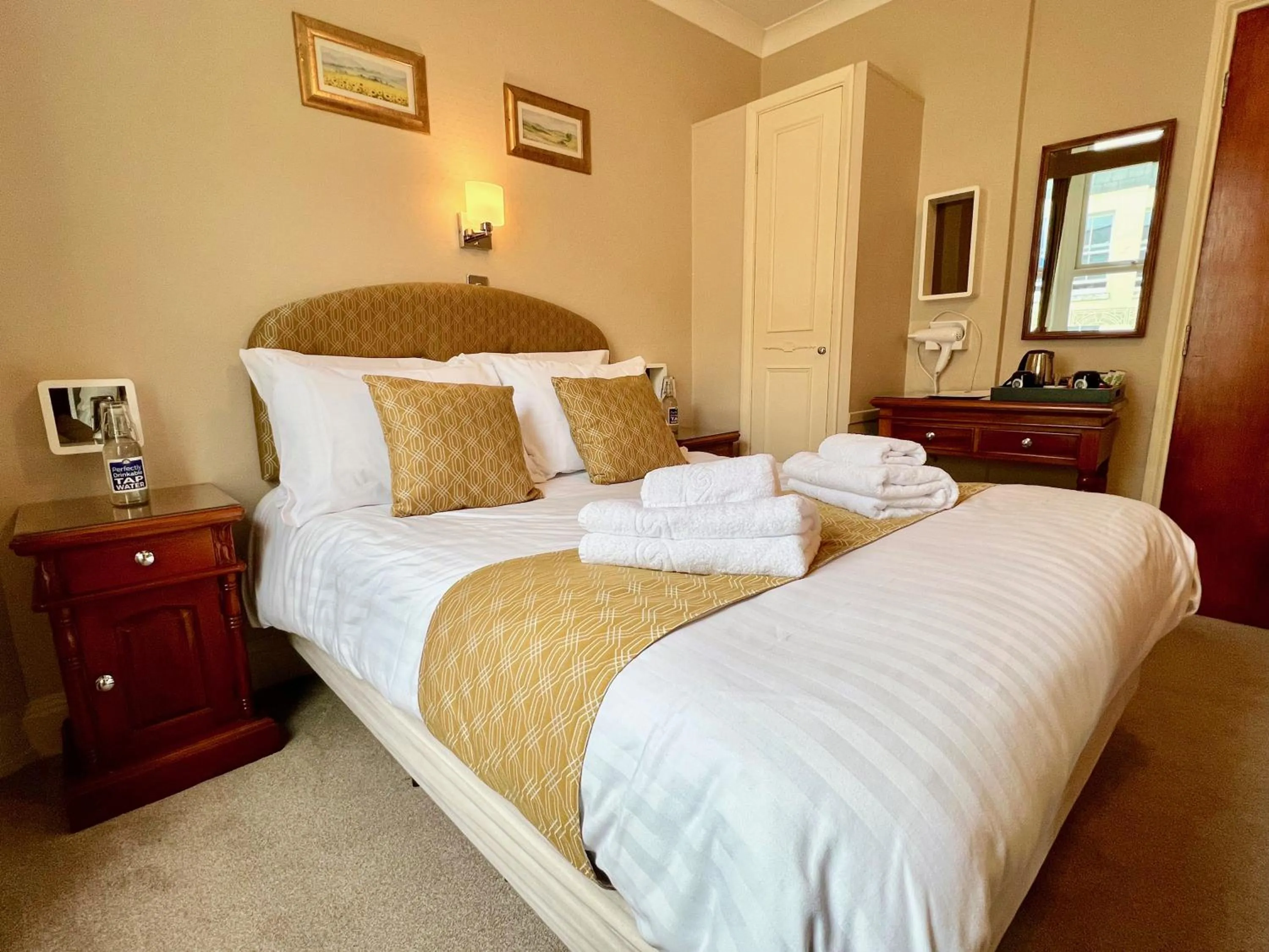 Bedroom, Bed in Riviera Lodge Hotel