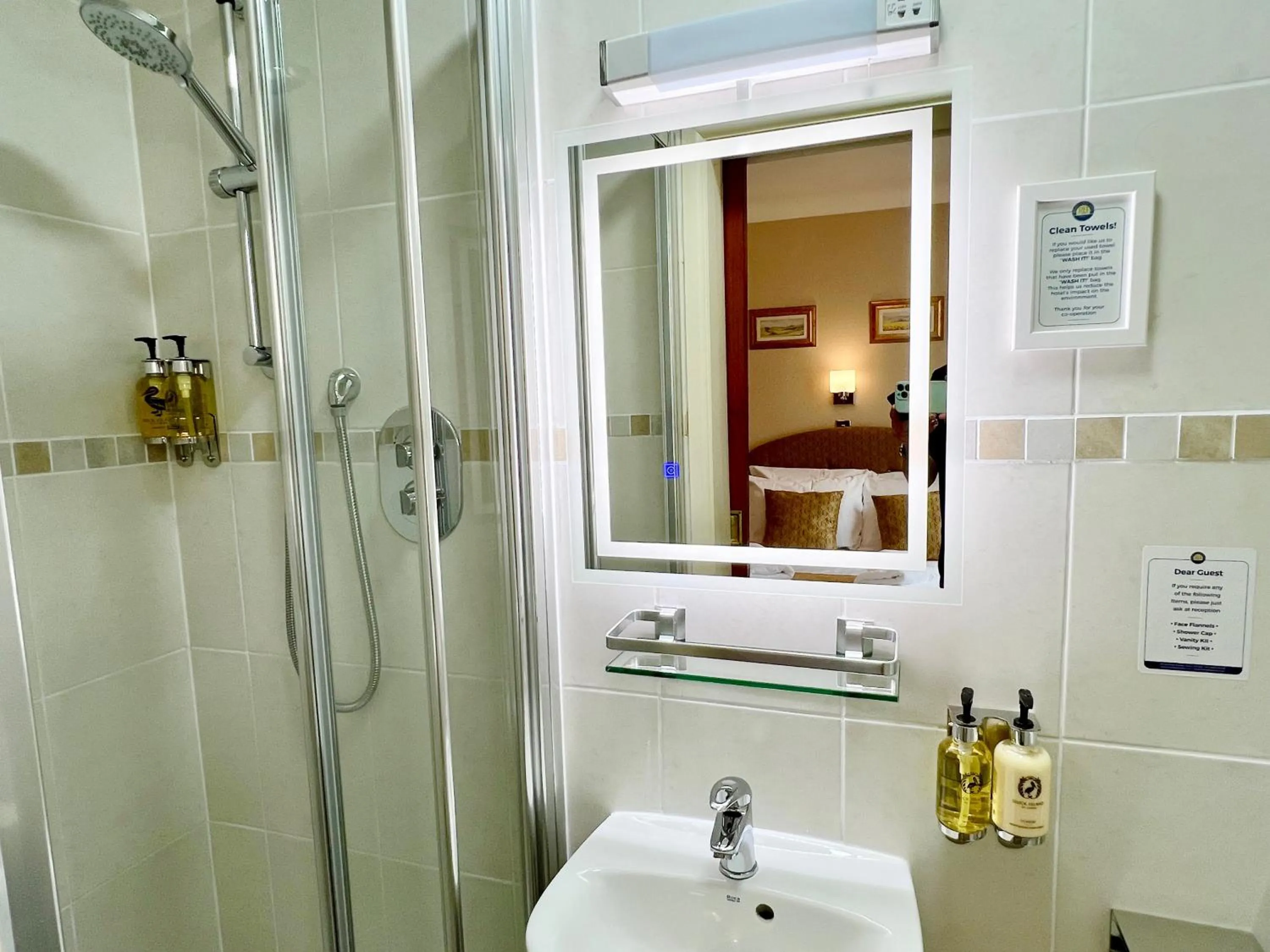 Bathroom in Riviera Lodge Hotel