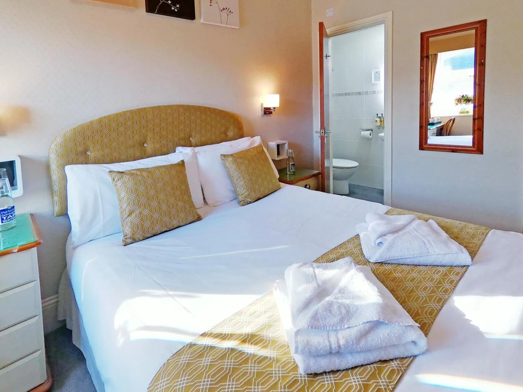 Bedroom, Bed in Riviera Lodge Hotel