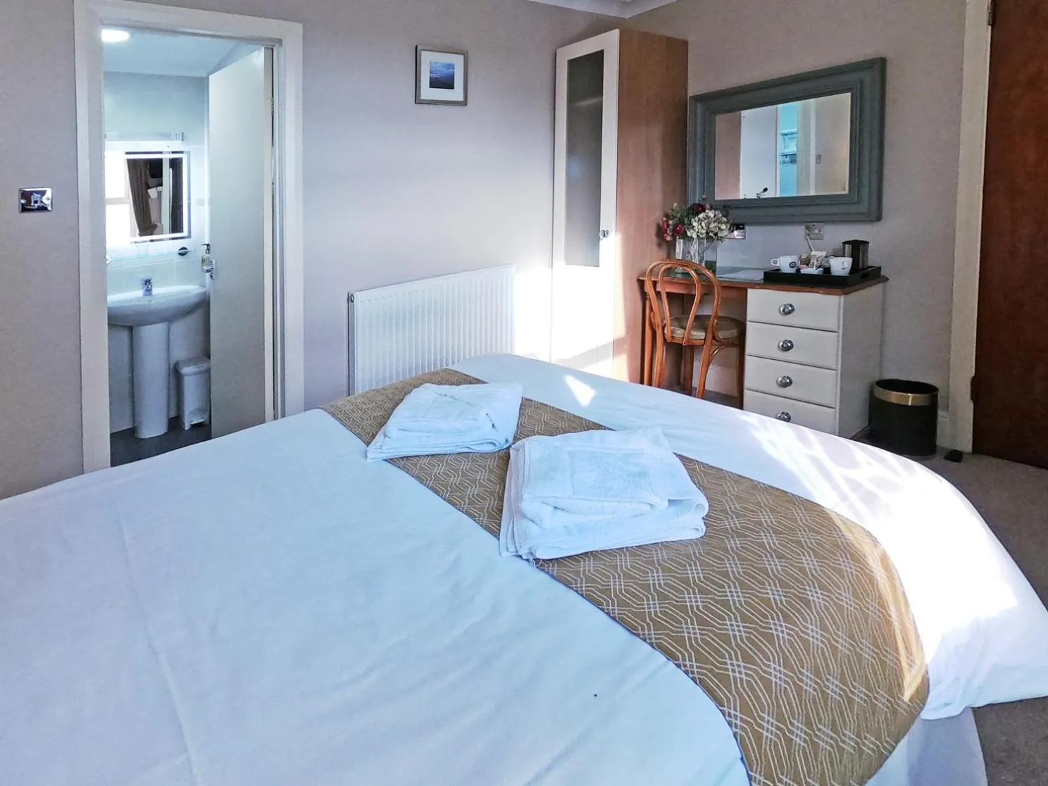 Bedroom, Bed in Riviera Lodge Hotel