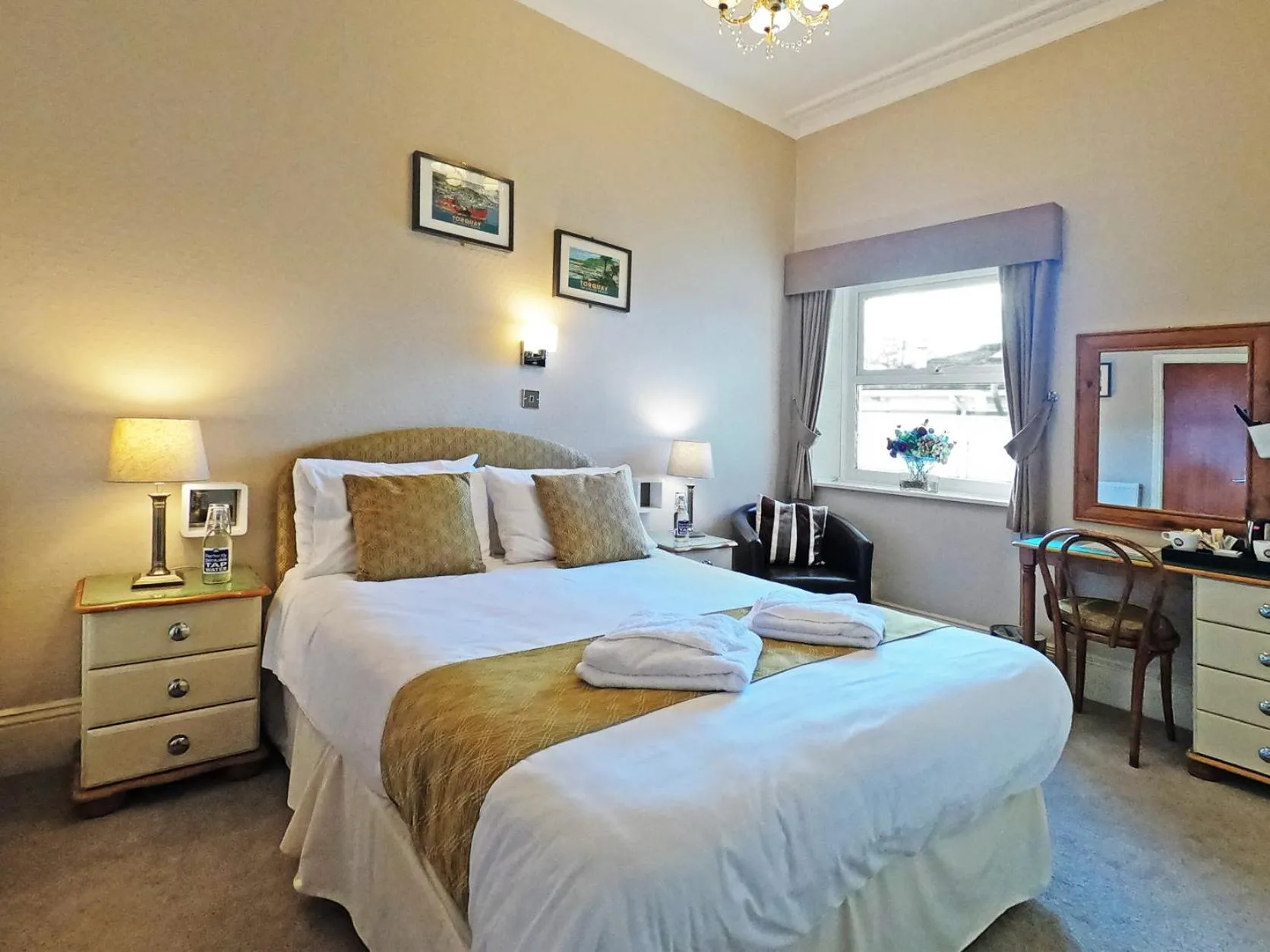 Bedroom, Bed in Riviera Lodge Hotel