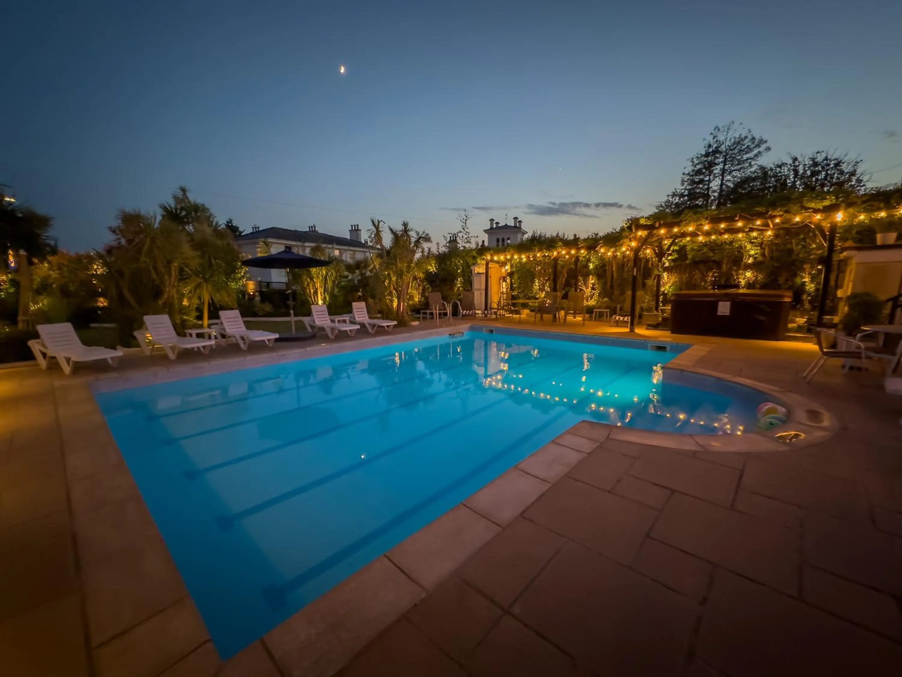 Swimming pool in Riviera Lodge Hotel