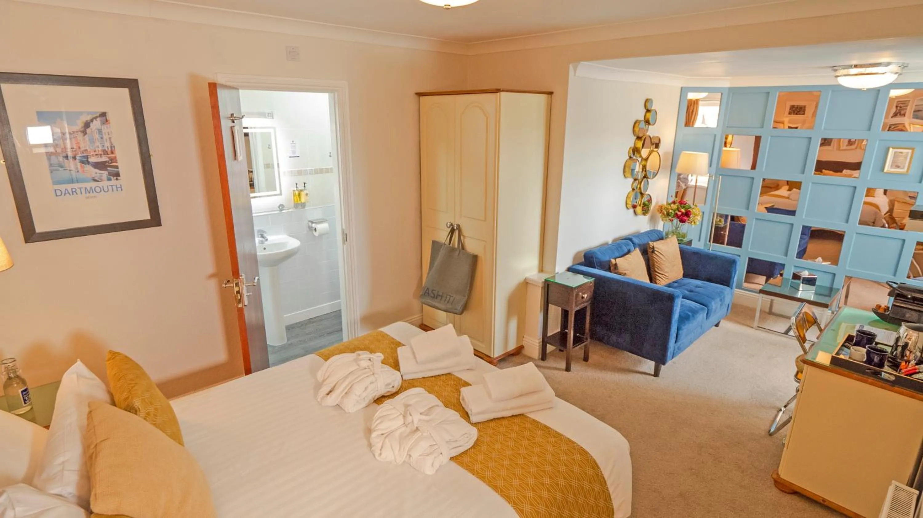 Photo of the whole room, Bed in Riviera Lodge Hotel