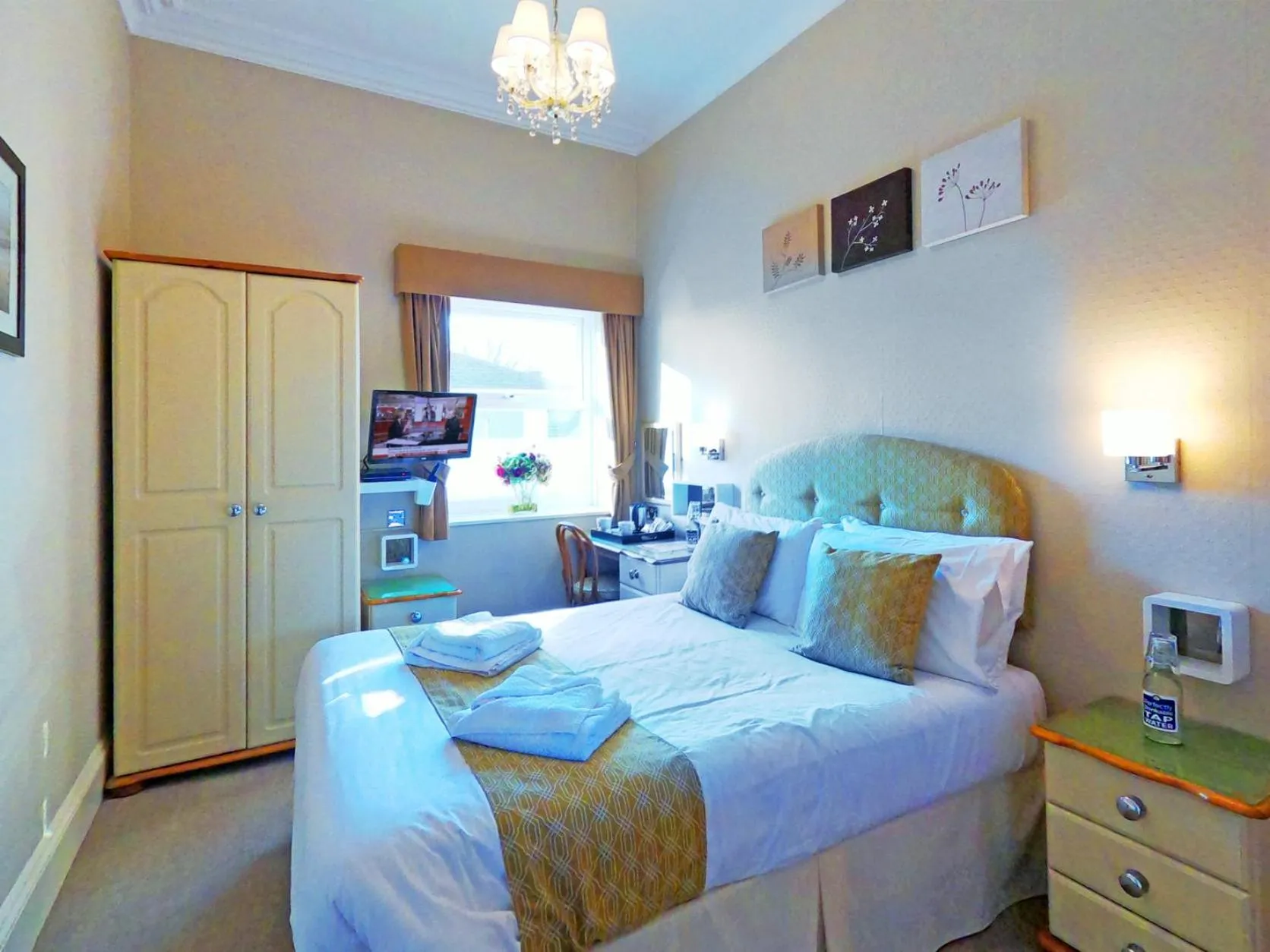 Bedroom, Bed in Riviera Lodge Hotel