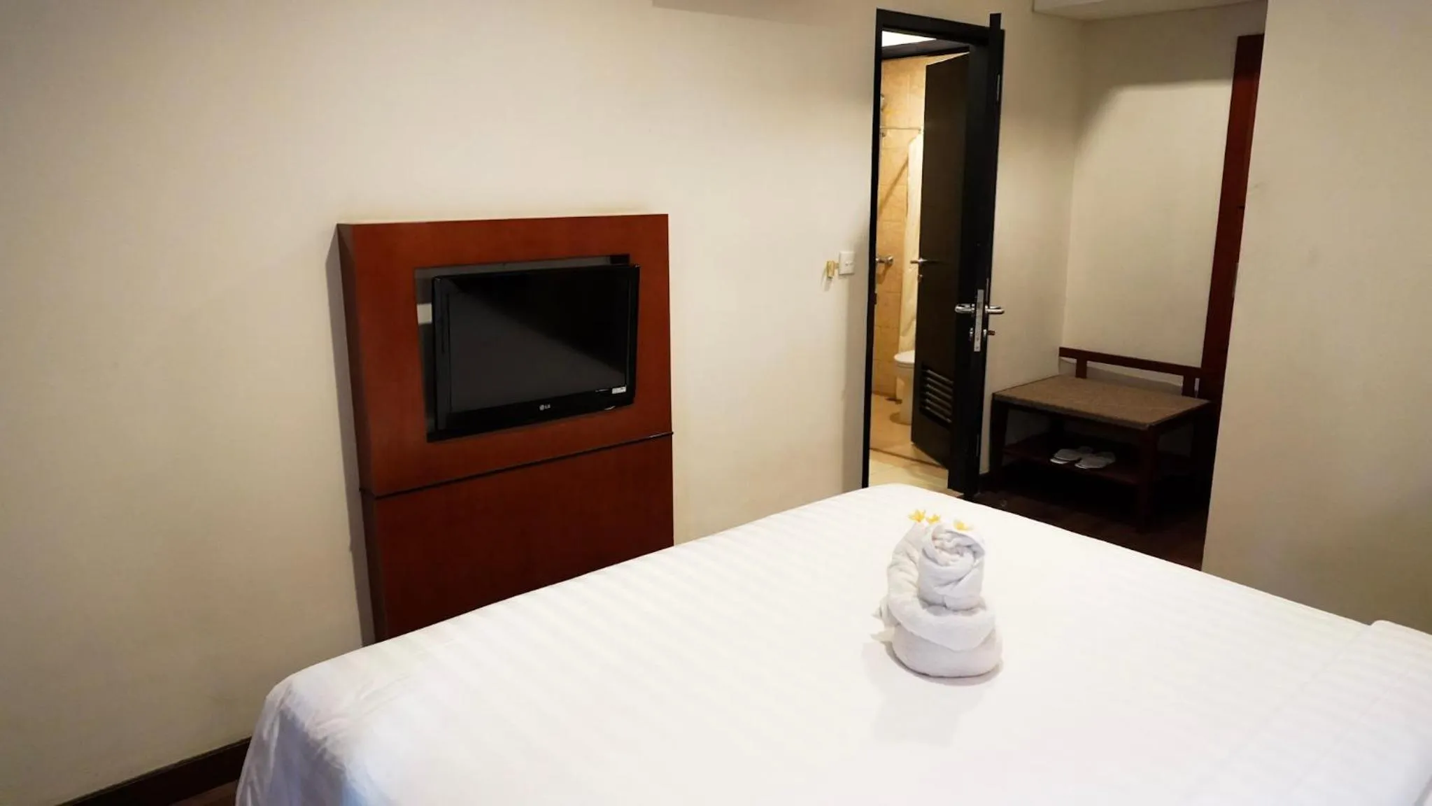 Property building, Bed in Grand Kuta Hotel and Residence