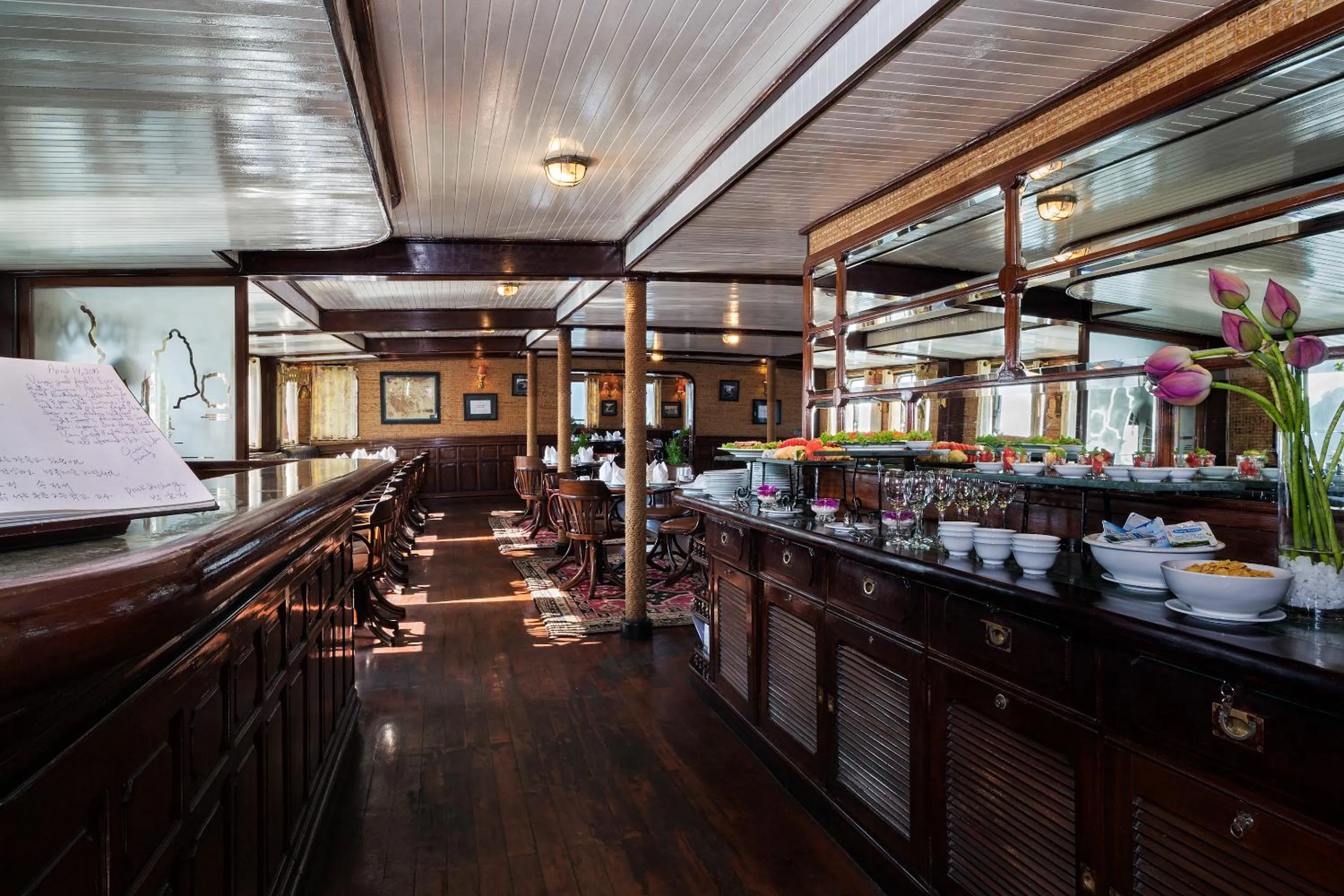 Restaurant/places to eat in Emeraude Classic Cruises