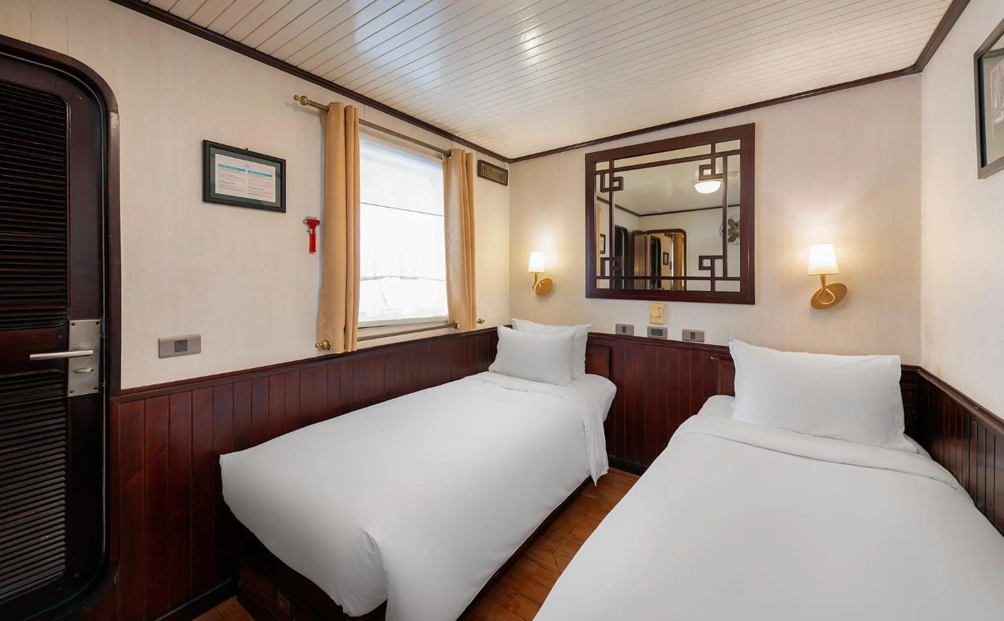 Bedroom, Bed in Emeraude Classic Cruises