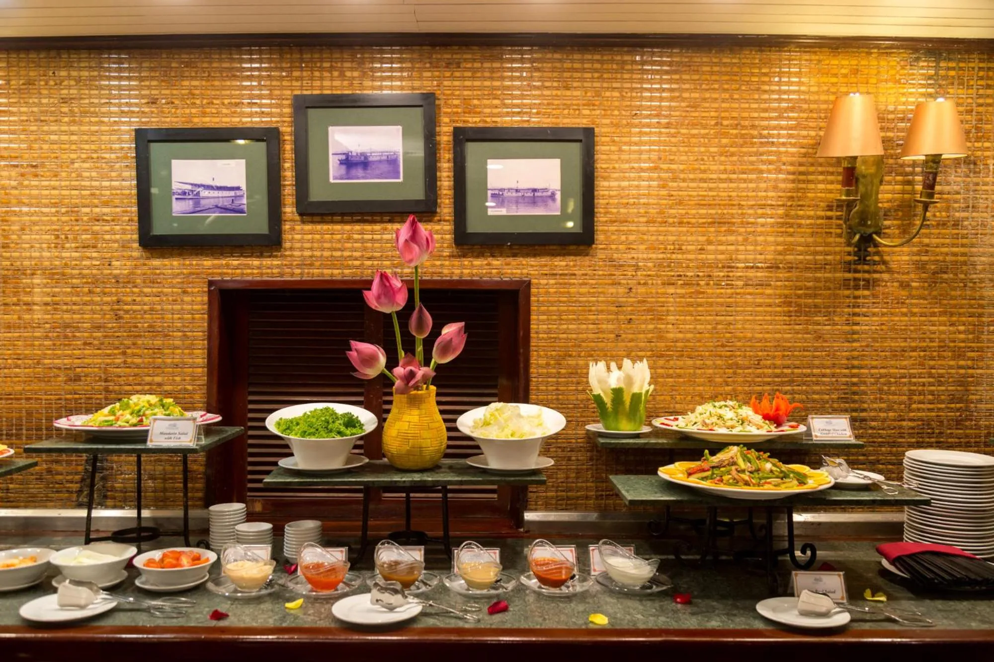 Food and drinks in Emeraude Classic Cruises