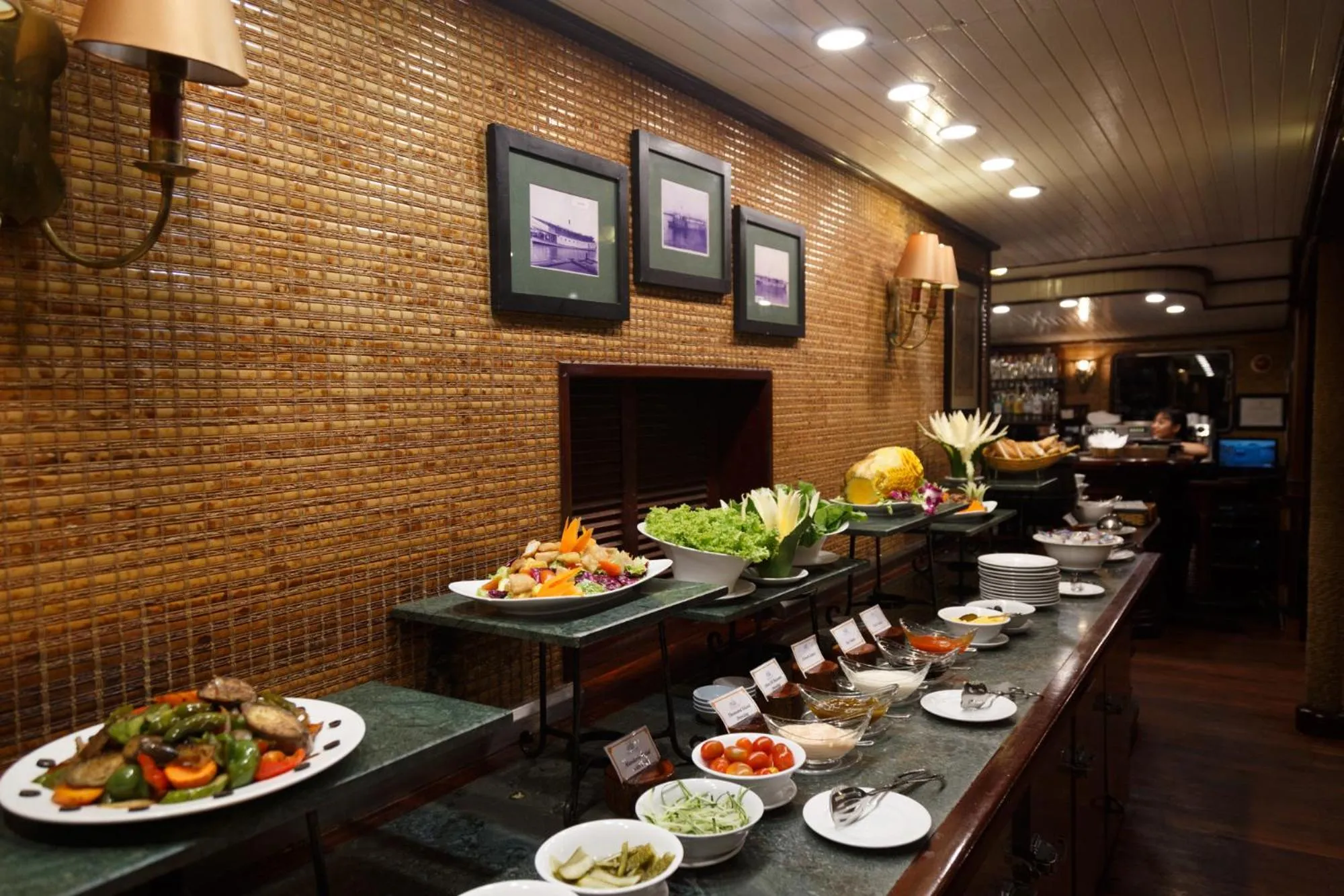 Food and drinks in Emeraude Classic Cruises