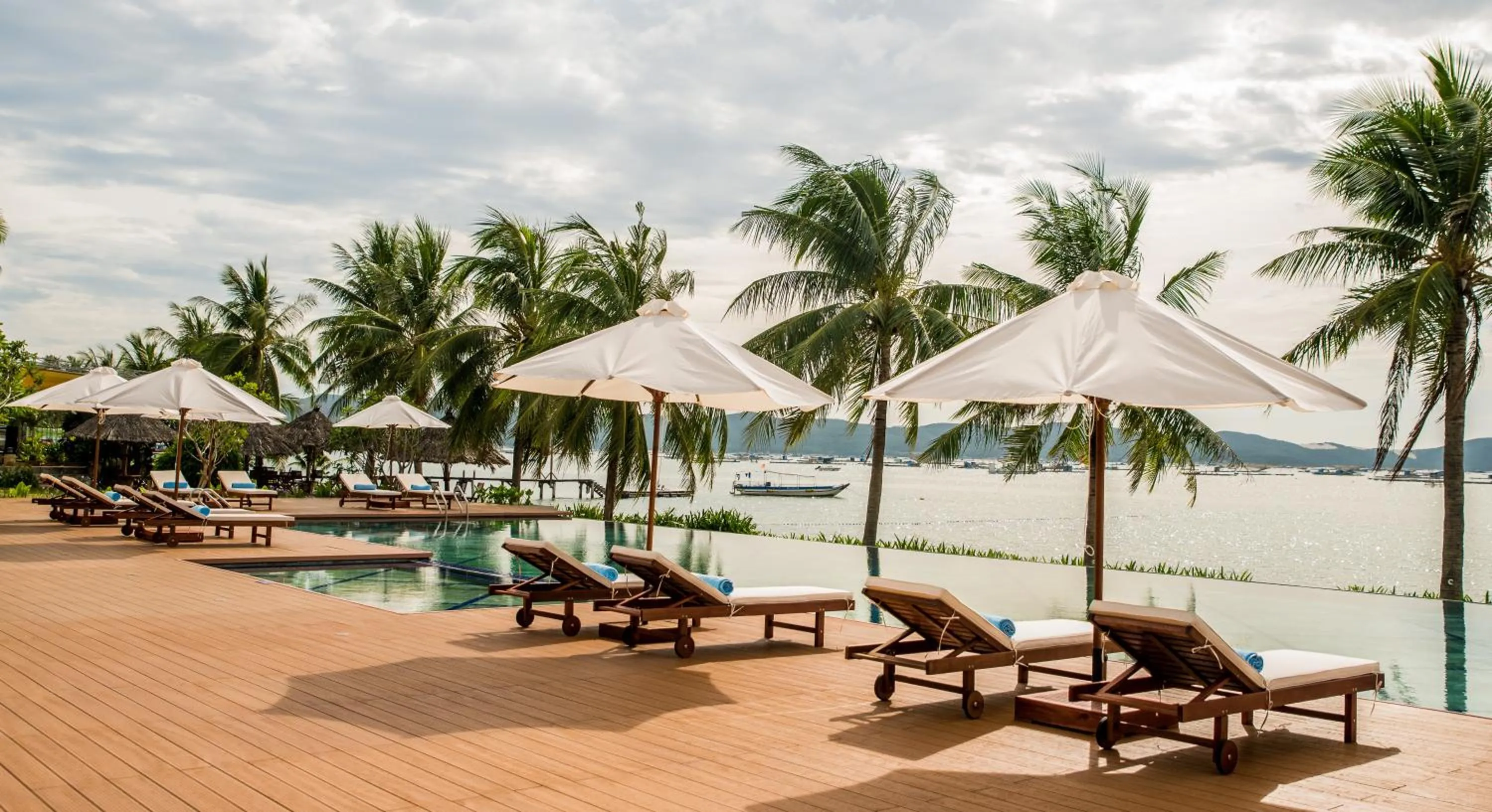 Swimming pool in Que Toi Village Resort Phu Yen
