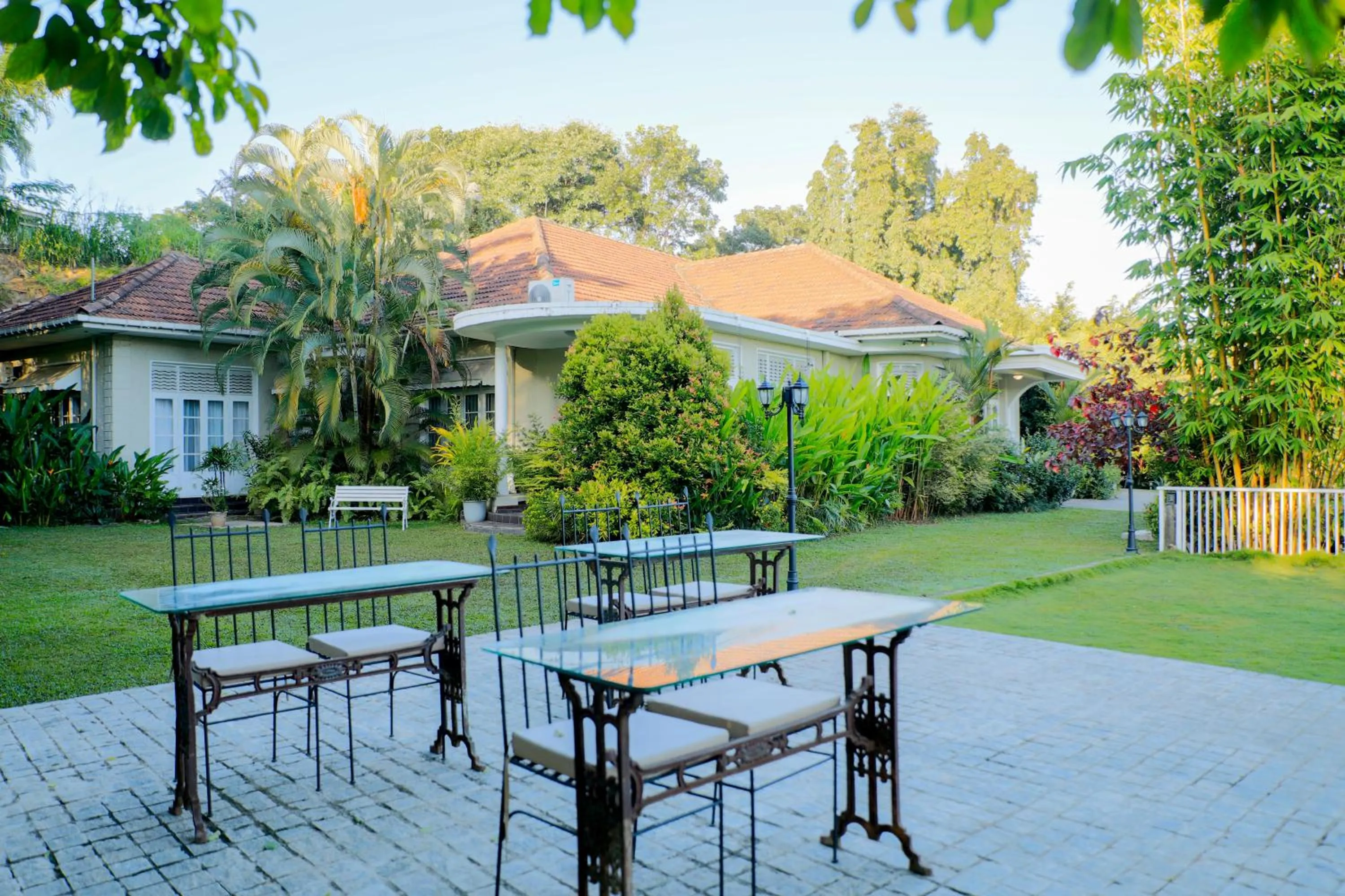 Castle Hill Bungalow by Seven Angels