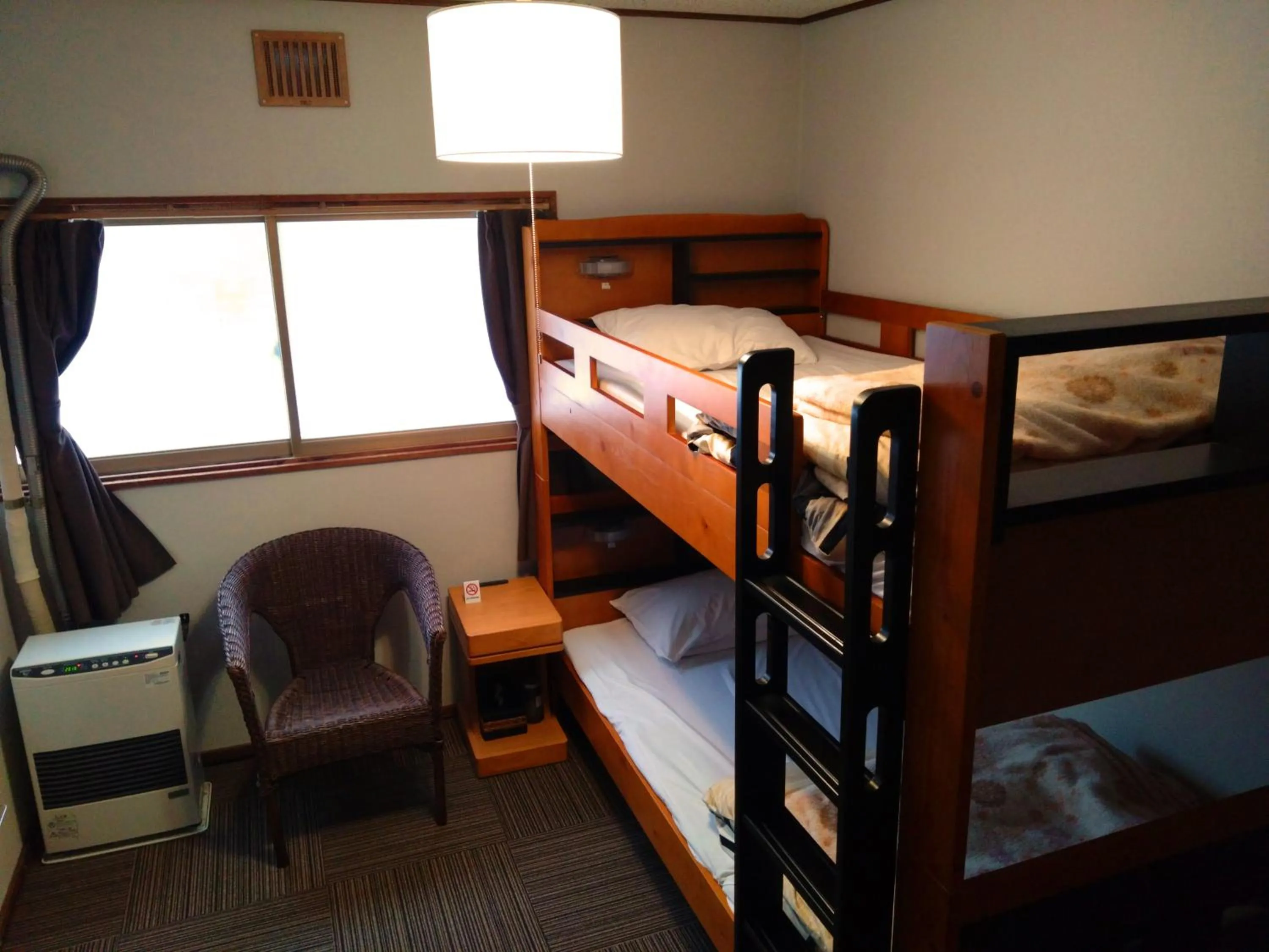 Photo of the whole room, Bed in Mountain Jam