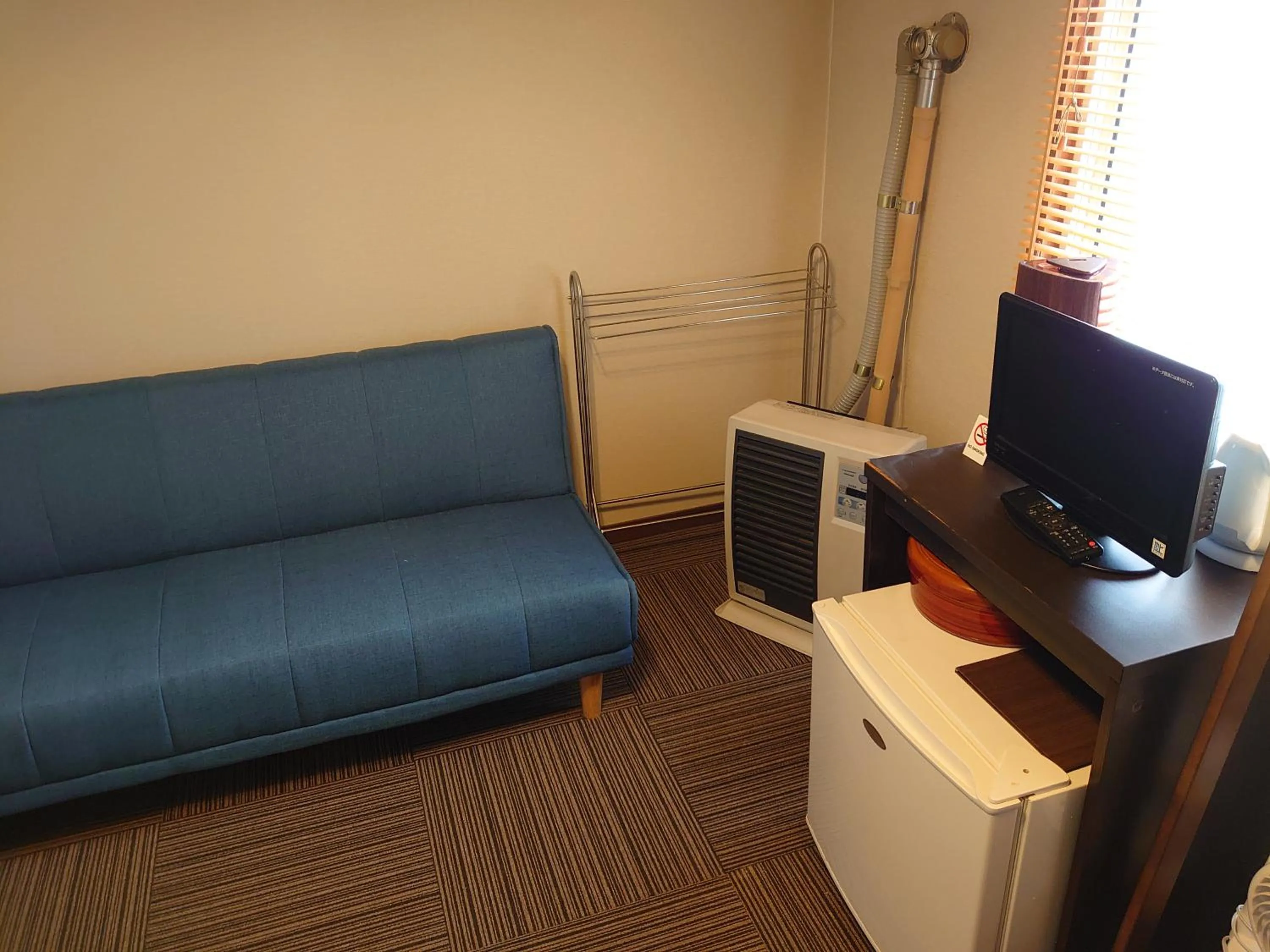 Photo of the whole room in Mountain Jam