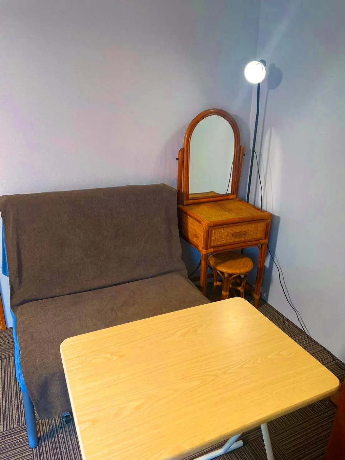 Photo of the whole room in Mountain Jam