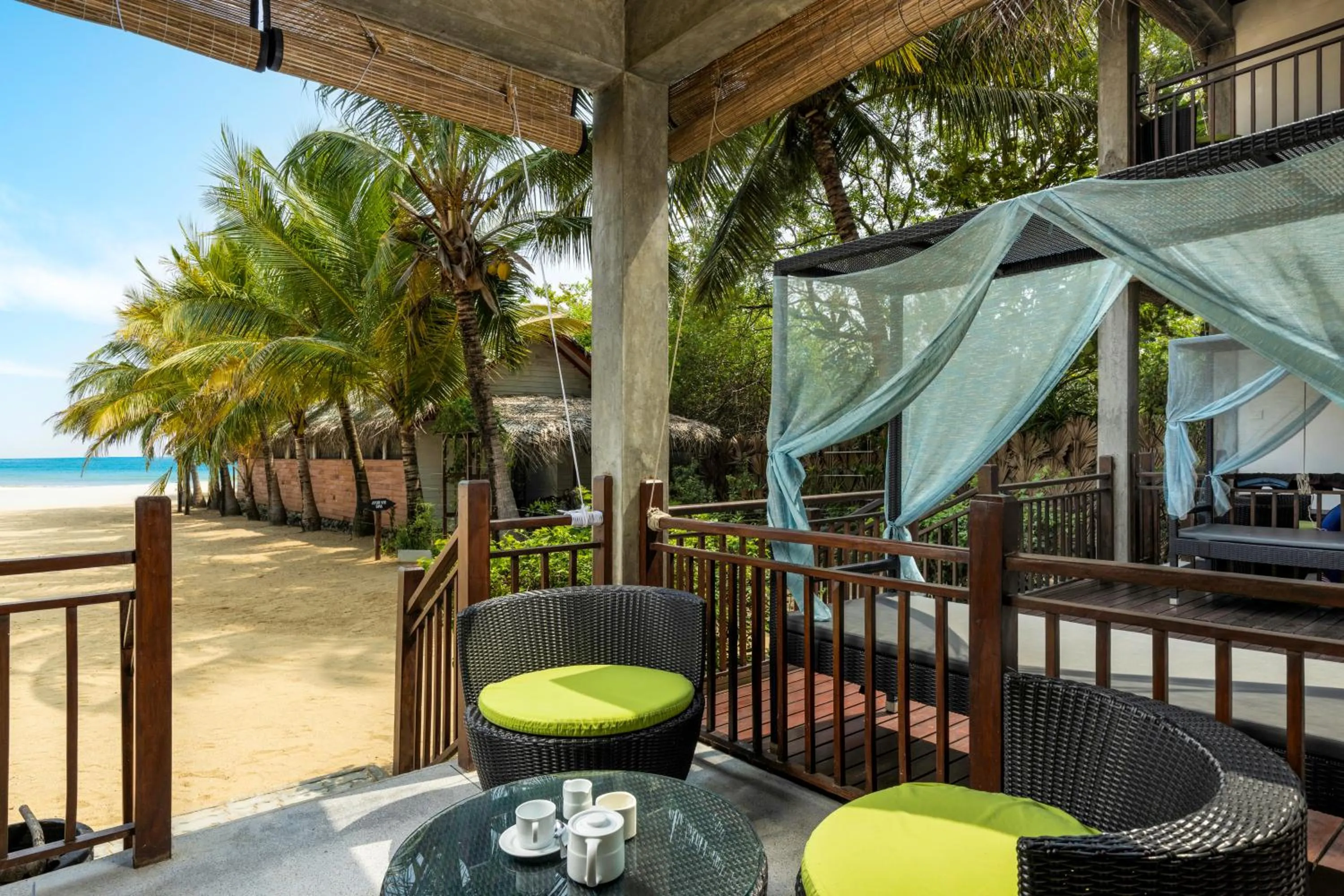 Day in Maalu Maalu Resort & Spa - Thema Collection