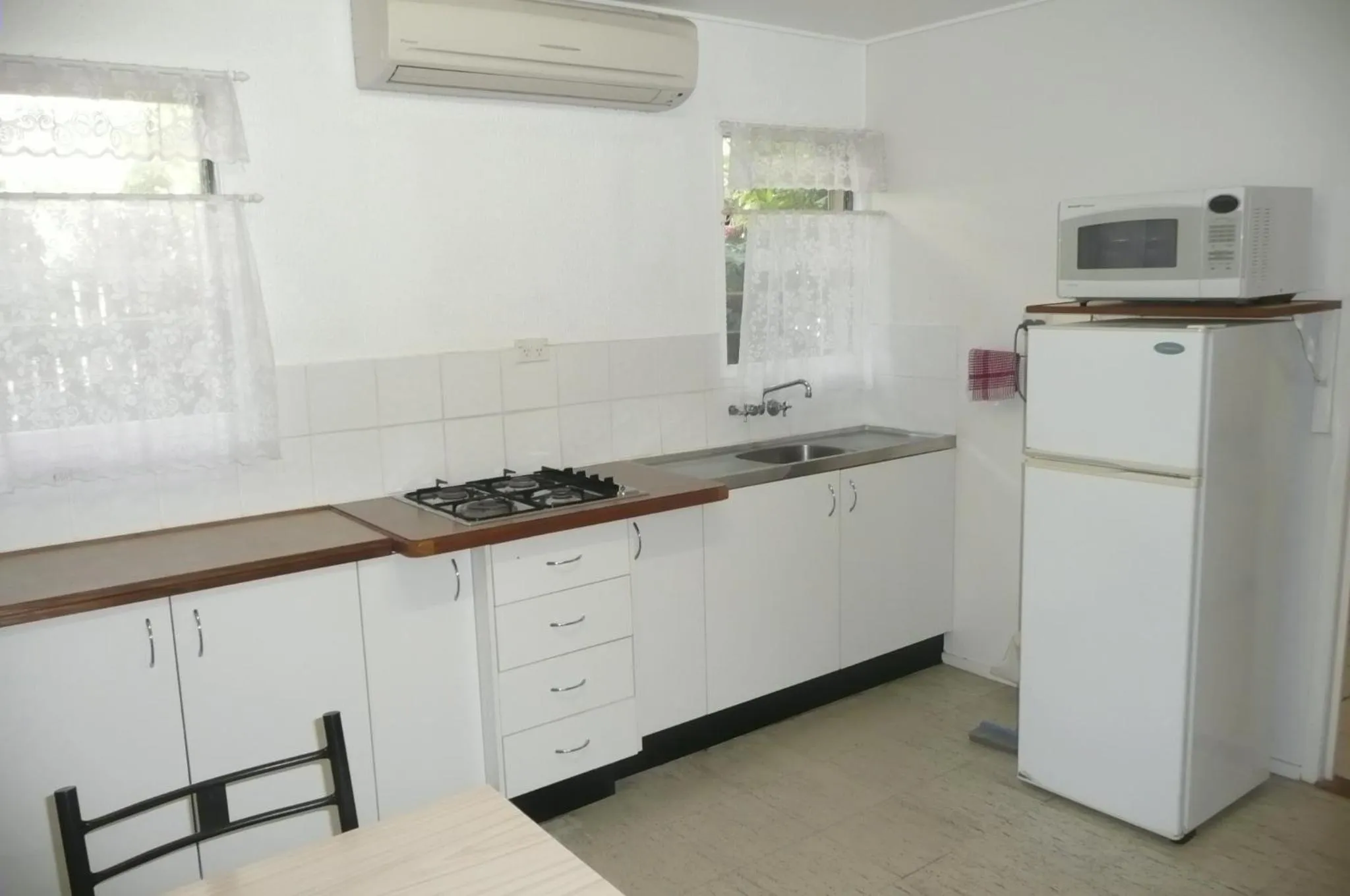 Kitchen or kitchenette in Beachside Holiday Units