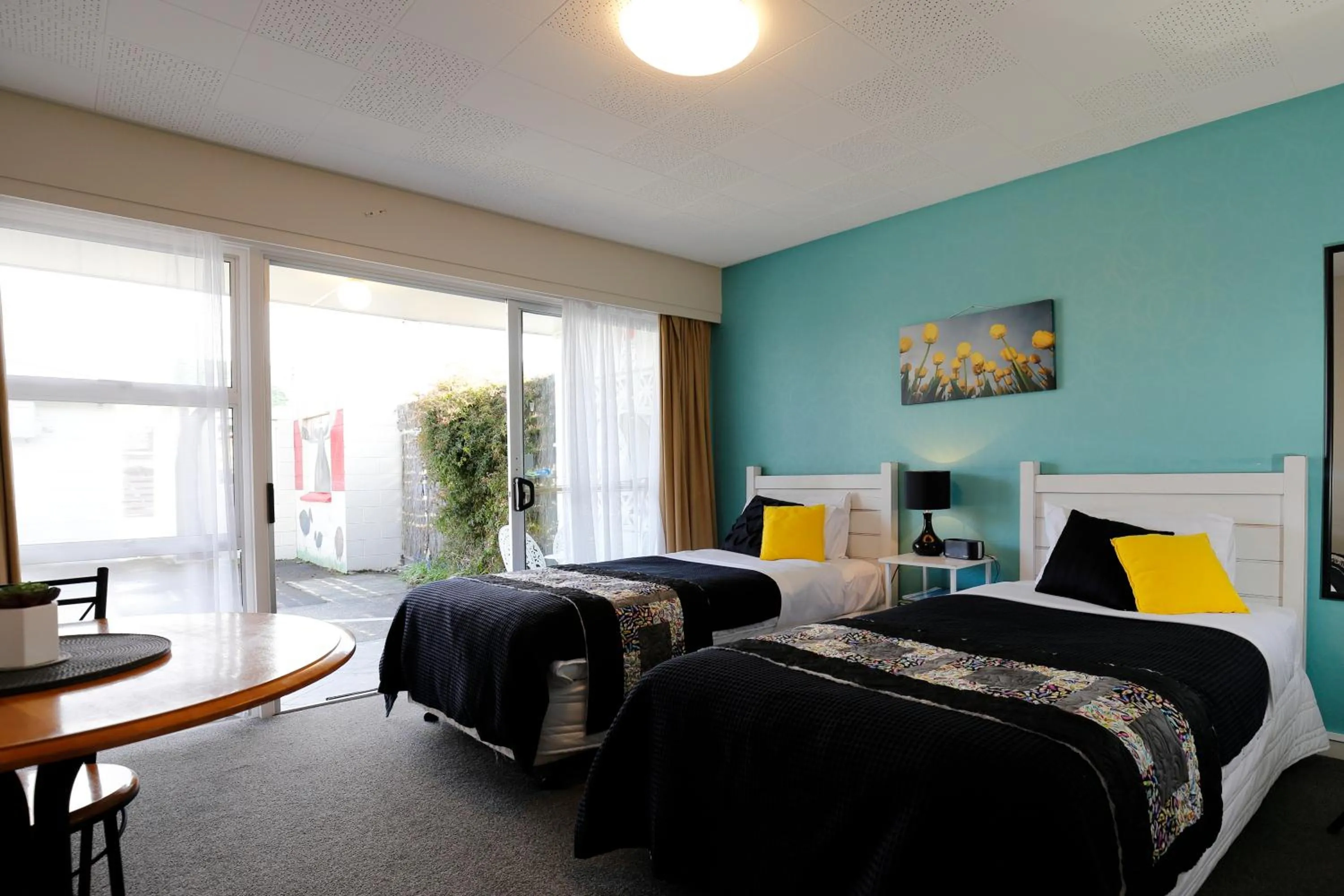 Photo of the whole room, Bed in Aden Motel