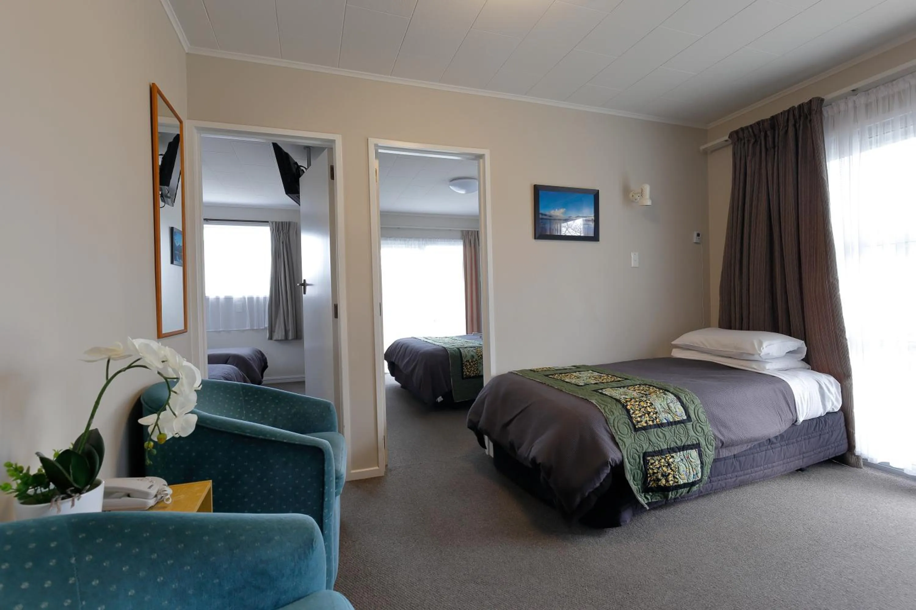 Photo of the whole room, Bed in Aden Motel