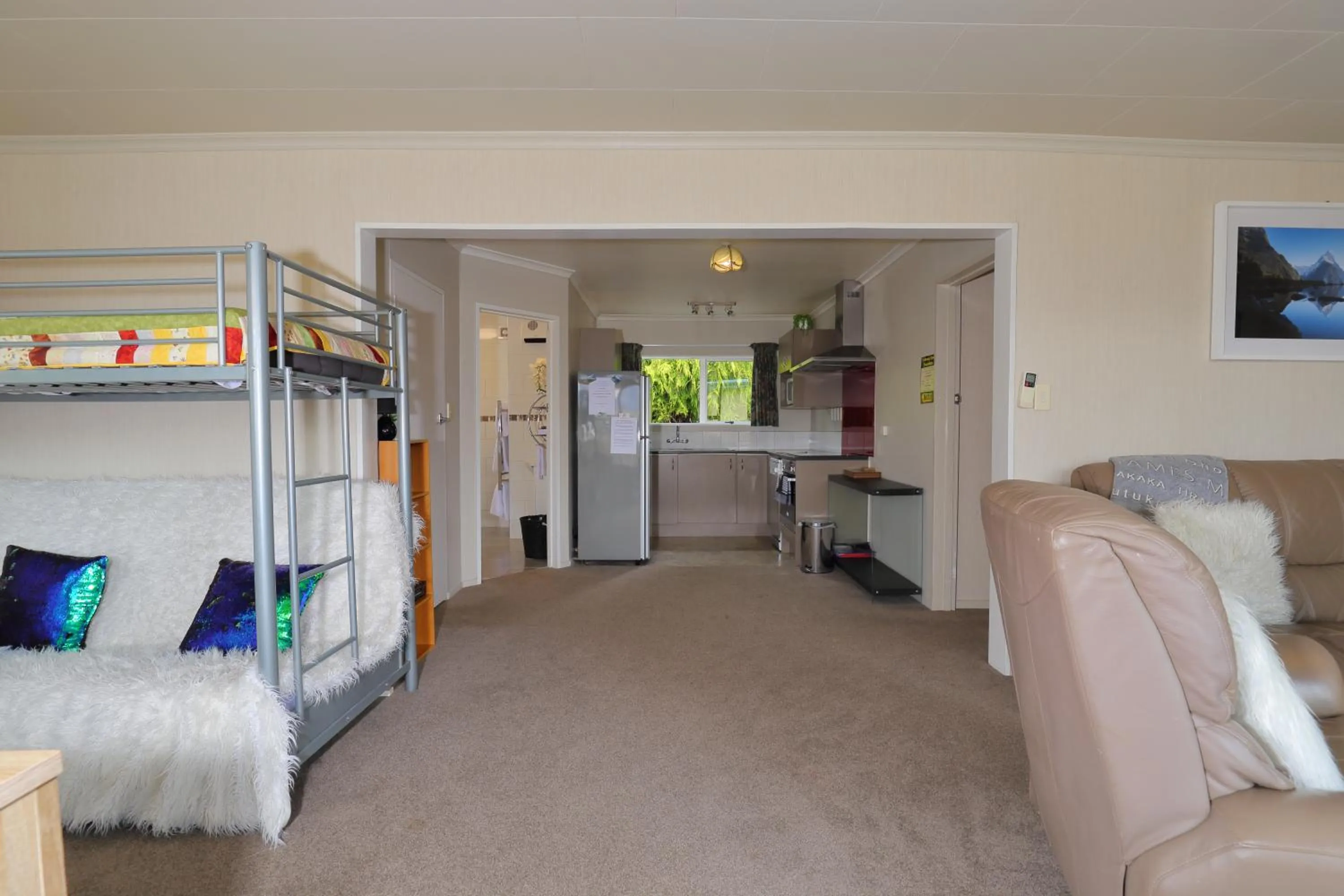 Living room, Bed in Aden Motel