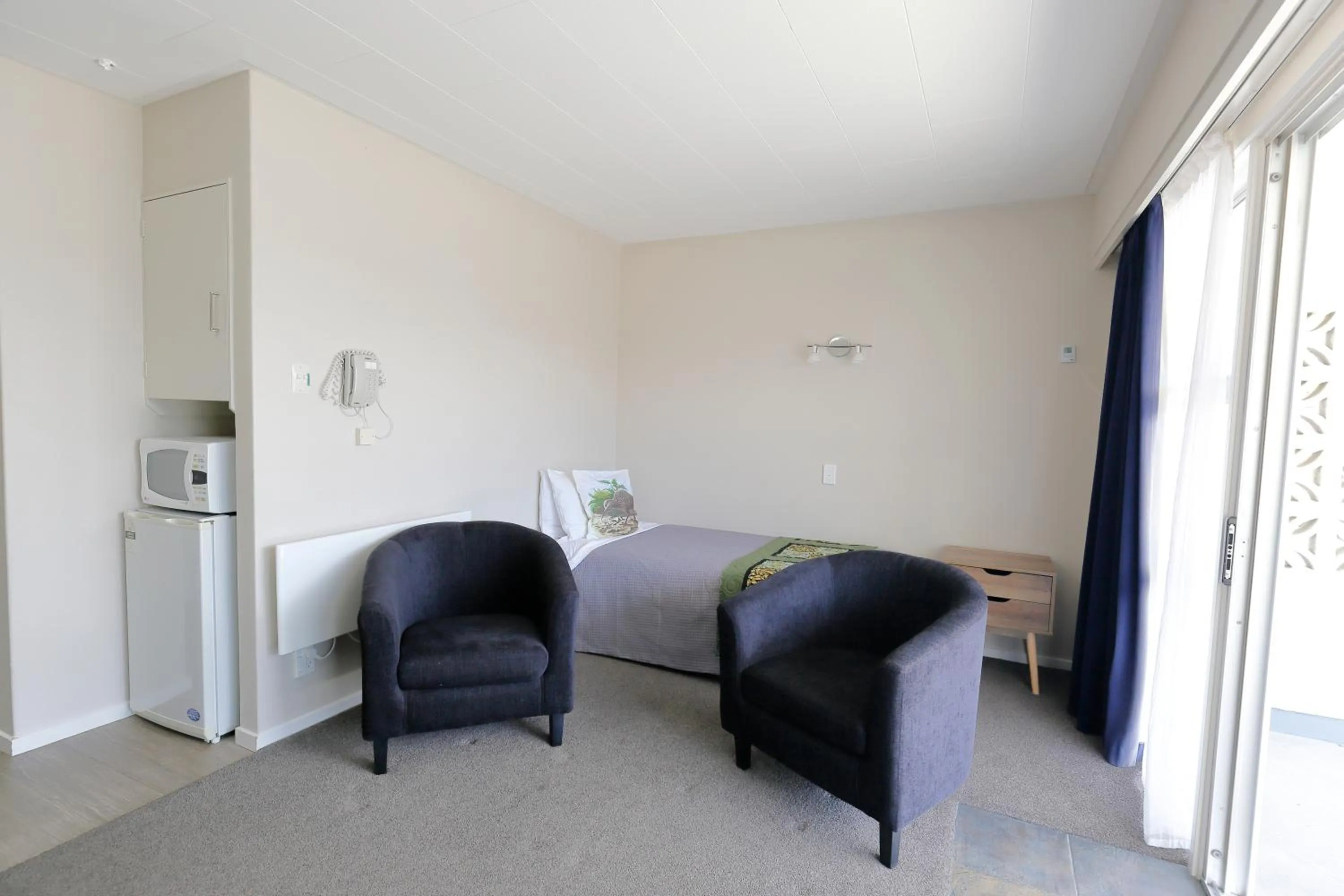 Photo of the whole room, Bed in Aden Motel