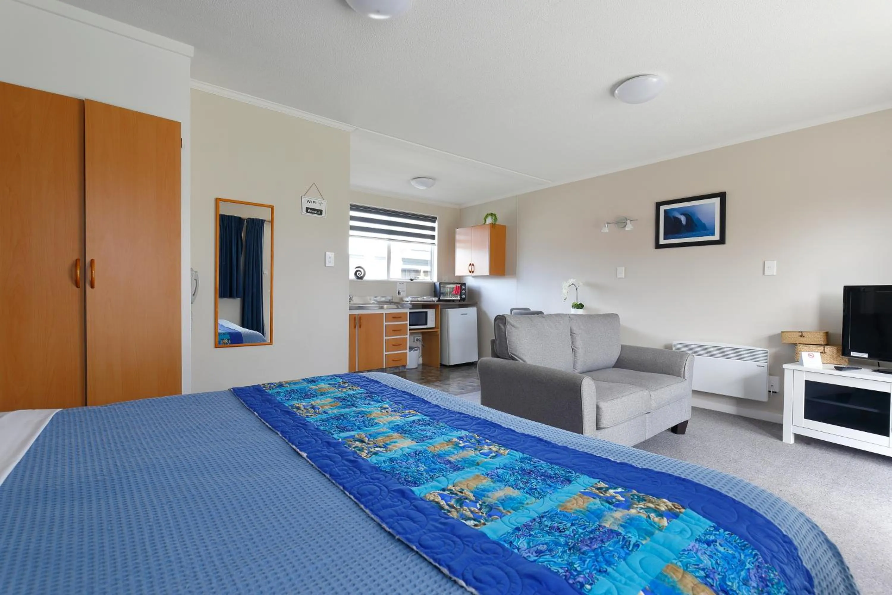 Photo of the whole room, Bed in Aden Motel