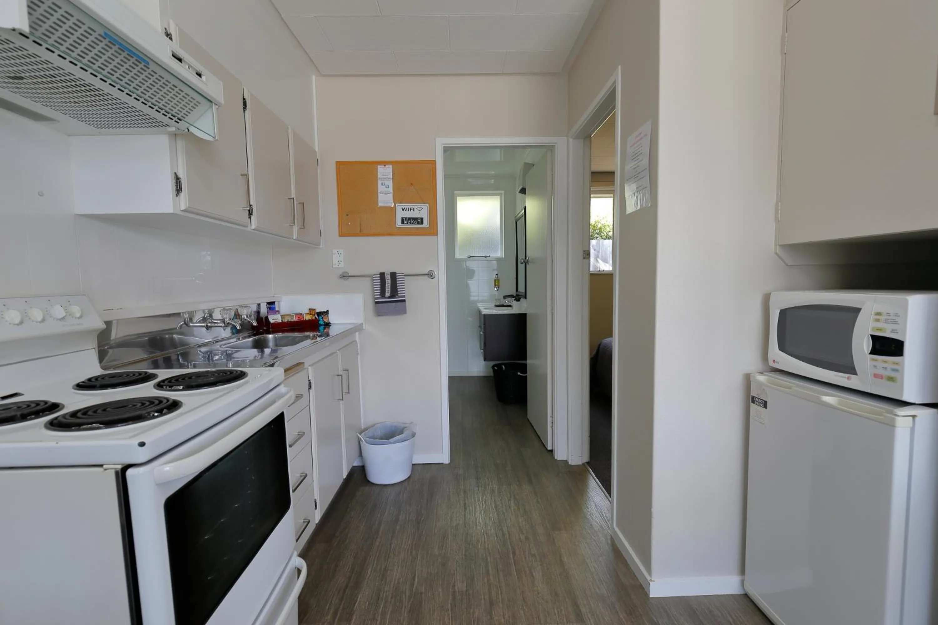 Kitchen or kitchenette in Aden Motel