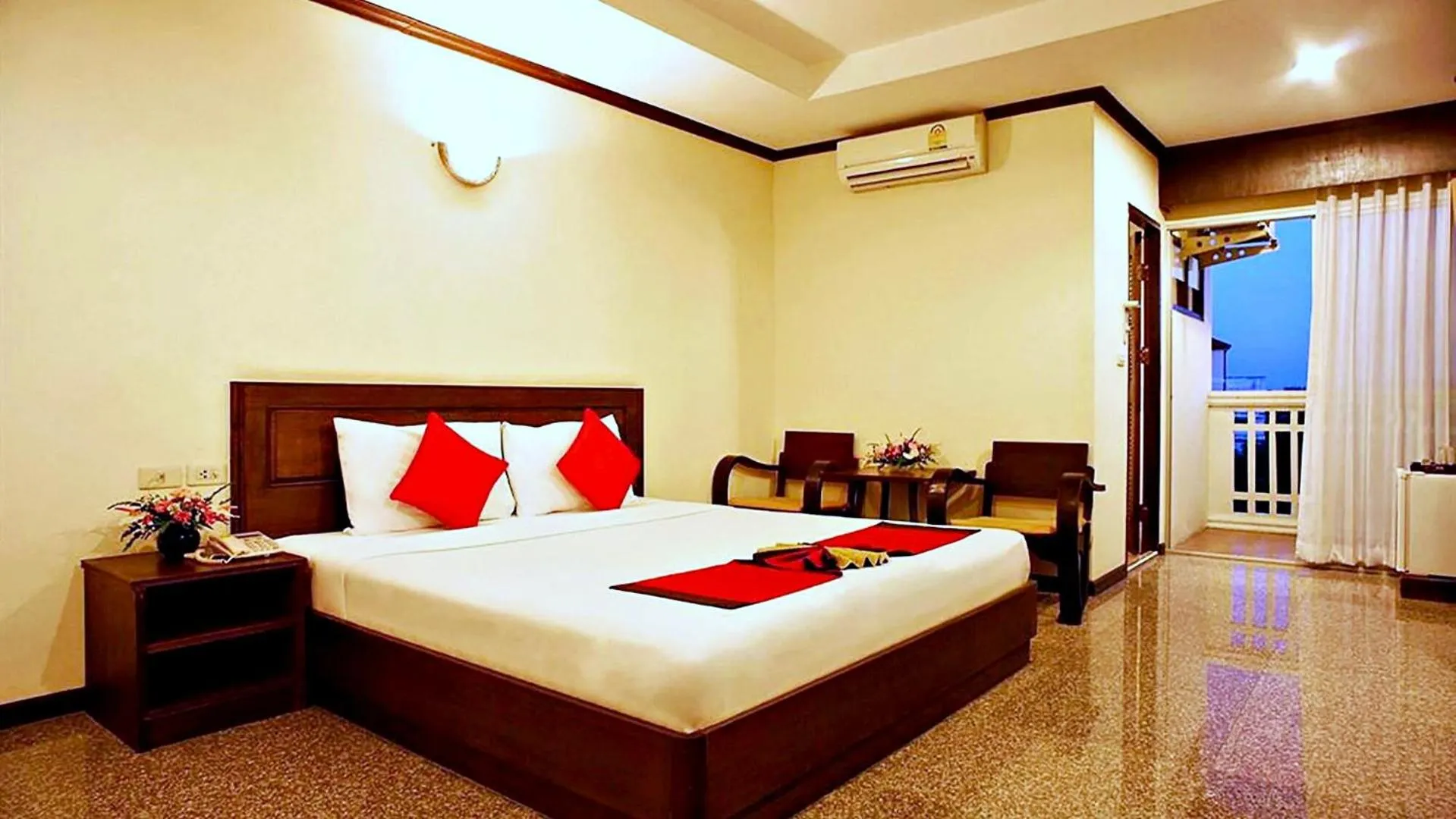 Bed in Royal Panerai Hotel Chiangmai