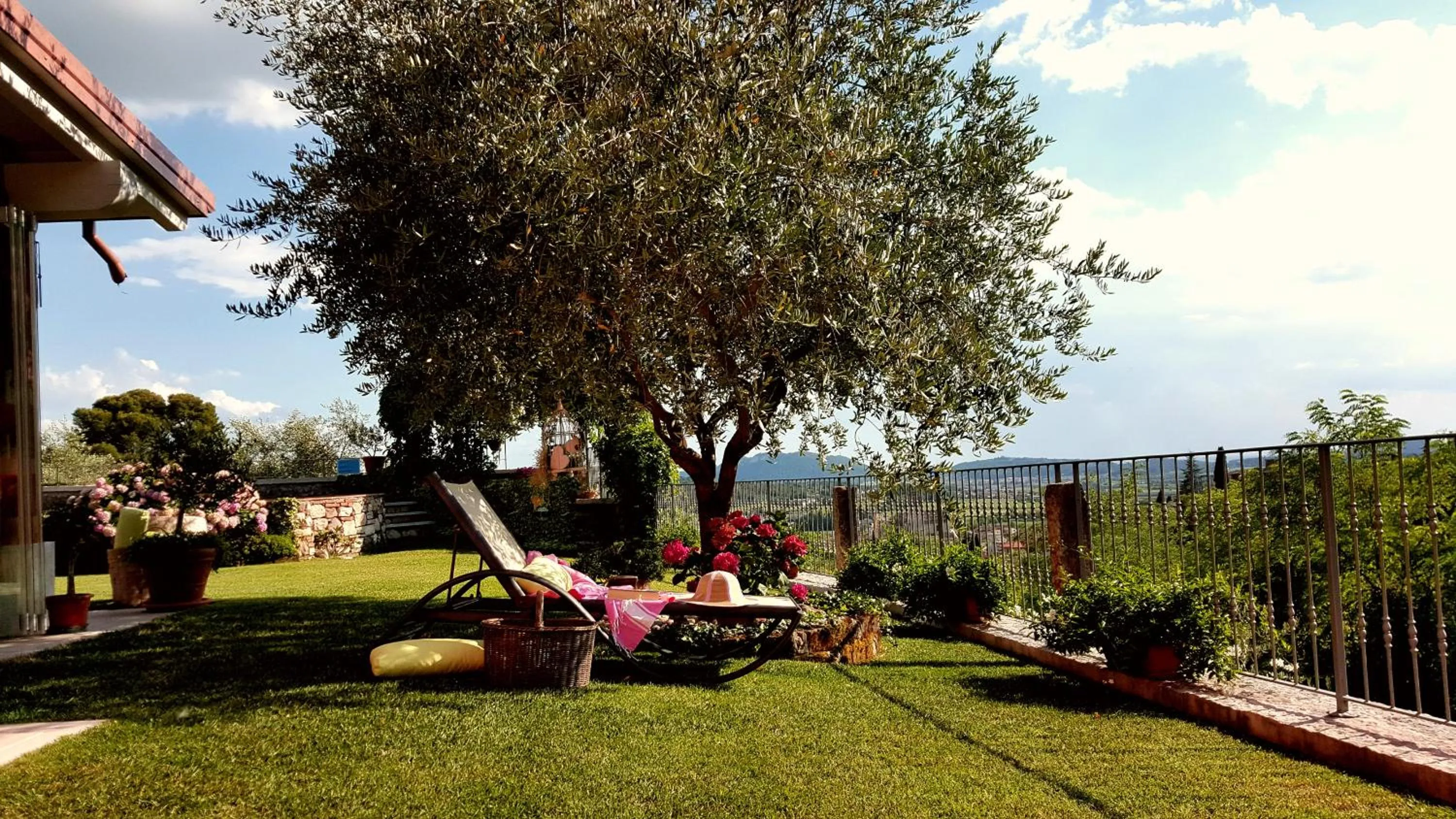Garden view in B&B POGGIO CAIAR