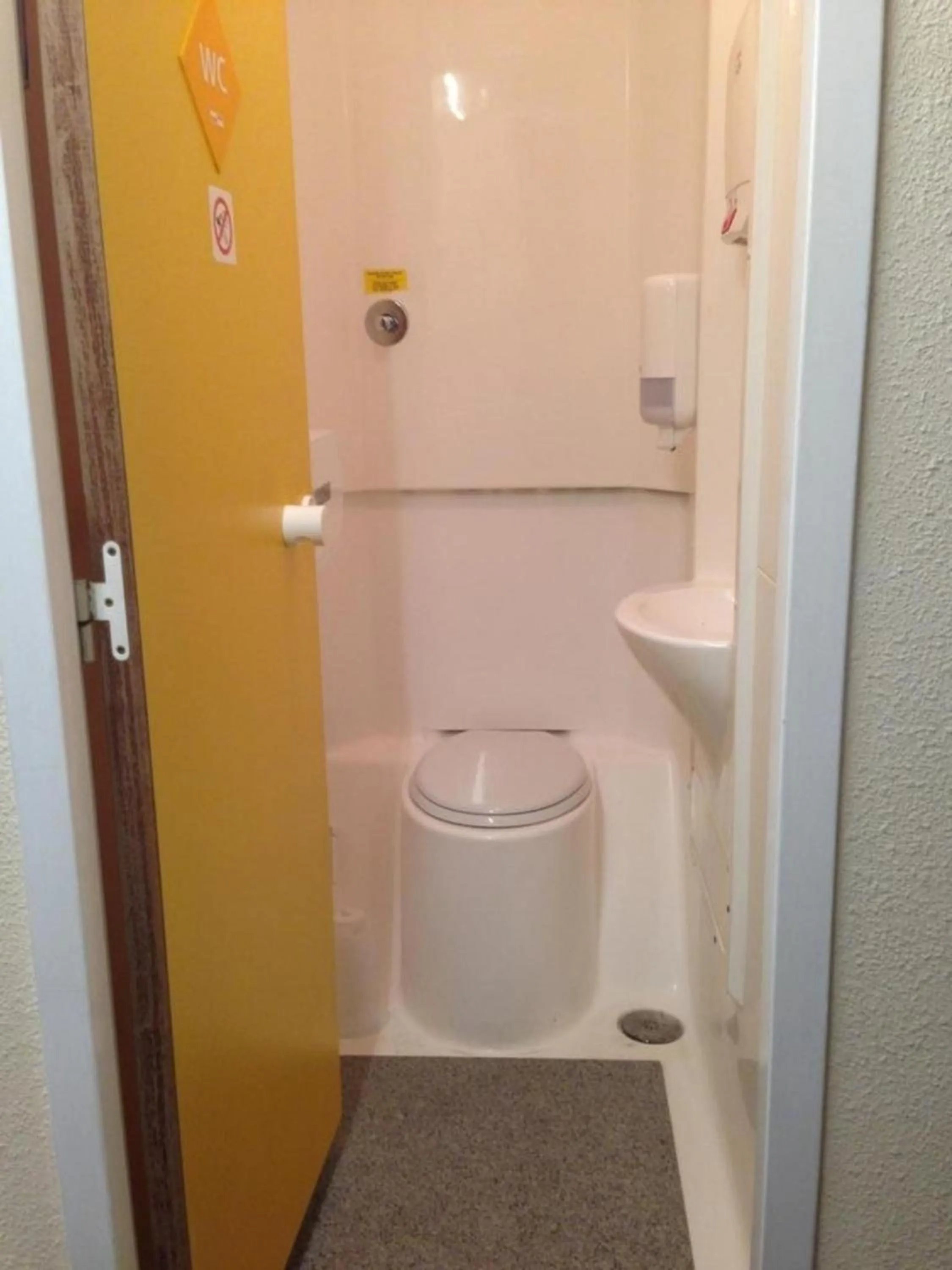 Bathroom in Metro Inns Falkirk