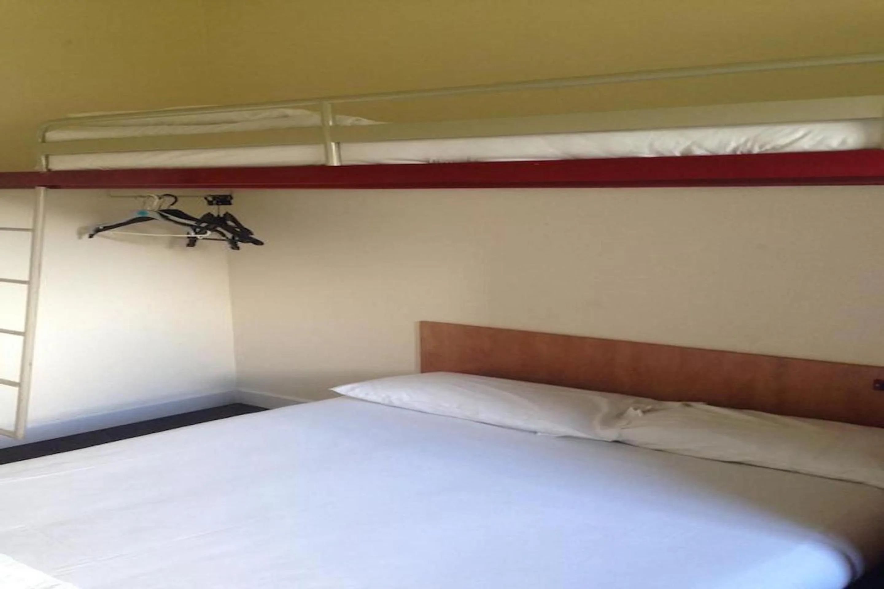 Bedroom, Bunk Bed in Metro Inns Falkirk