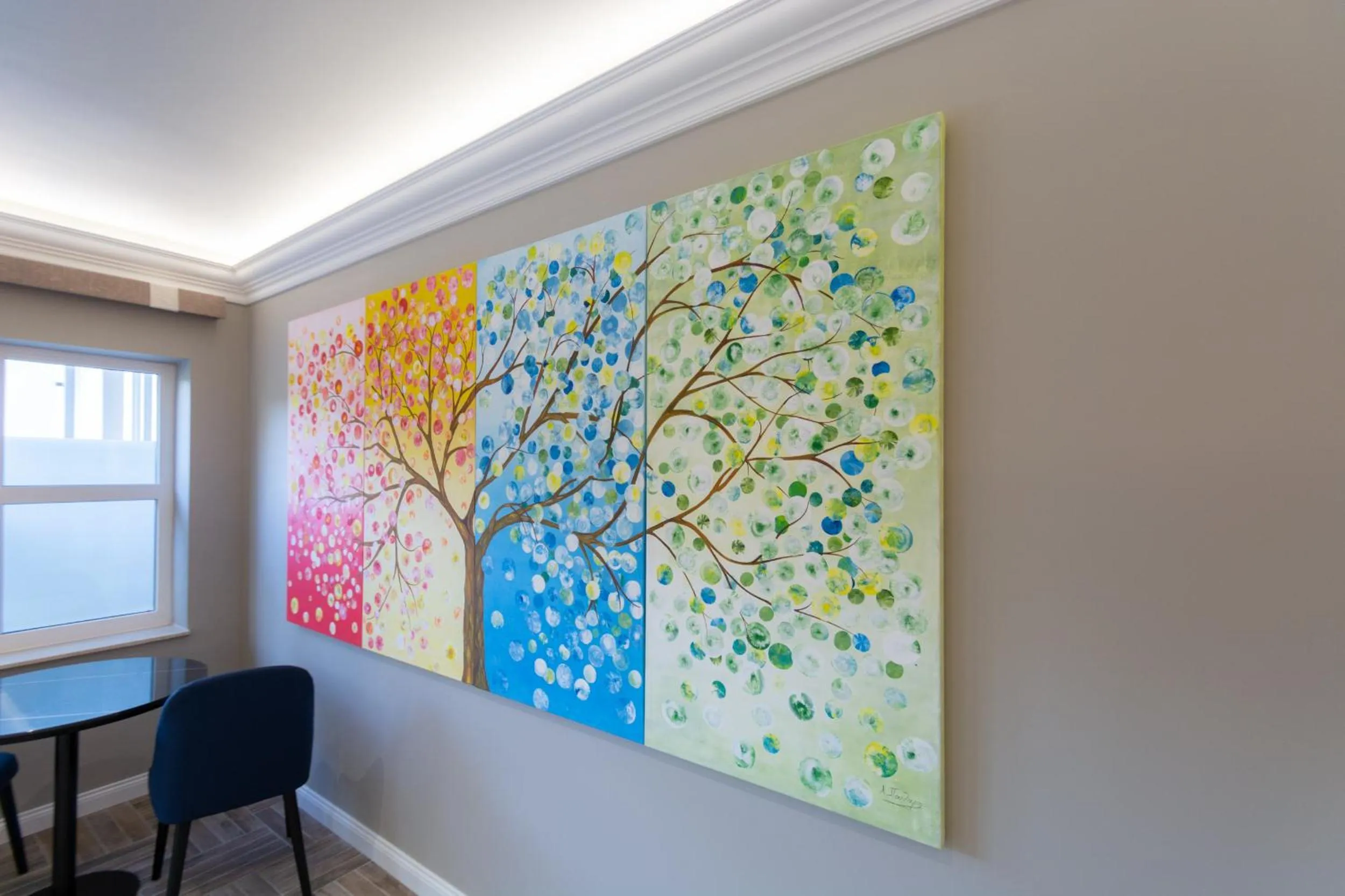 Communal lounge/ TV room in 2H Horizon Hotel