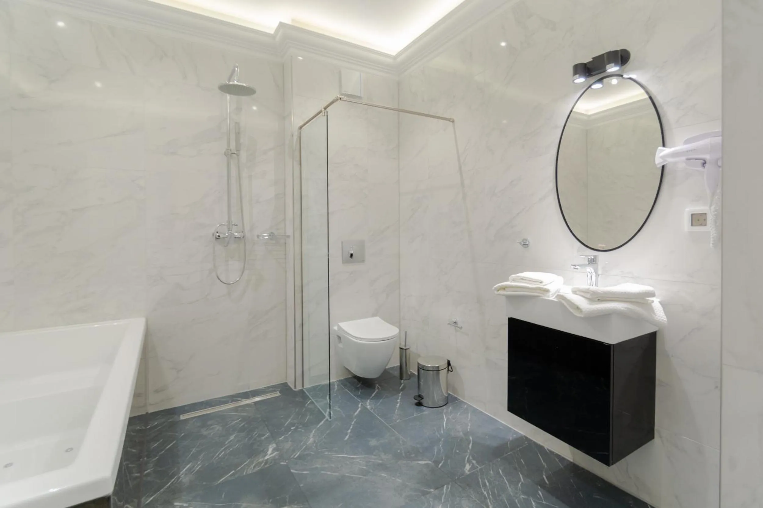 Bathroom in 2H Horizon Hotel