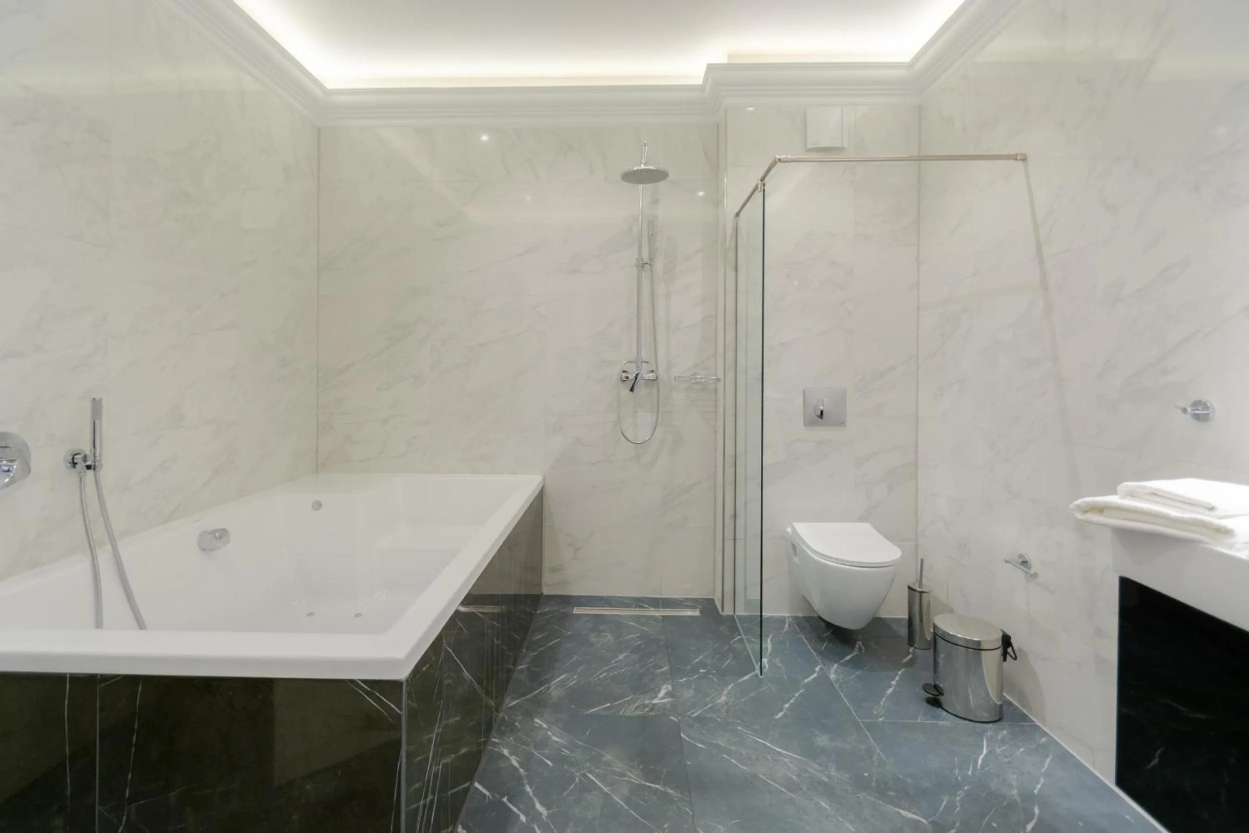 Shower in 2H Horizon Hotel