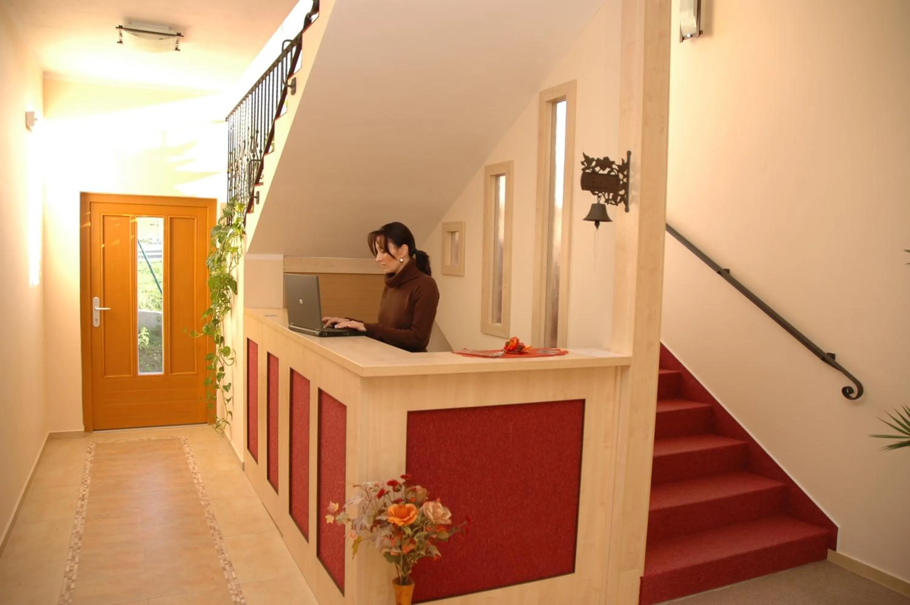 Staff in Hotel & restaurant SIGNAL