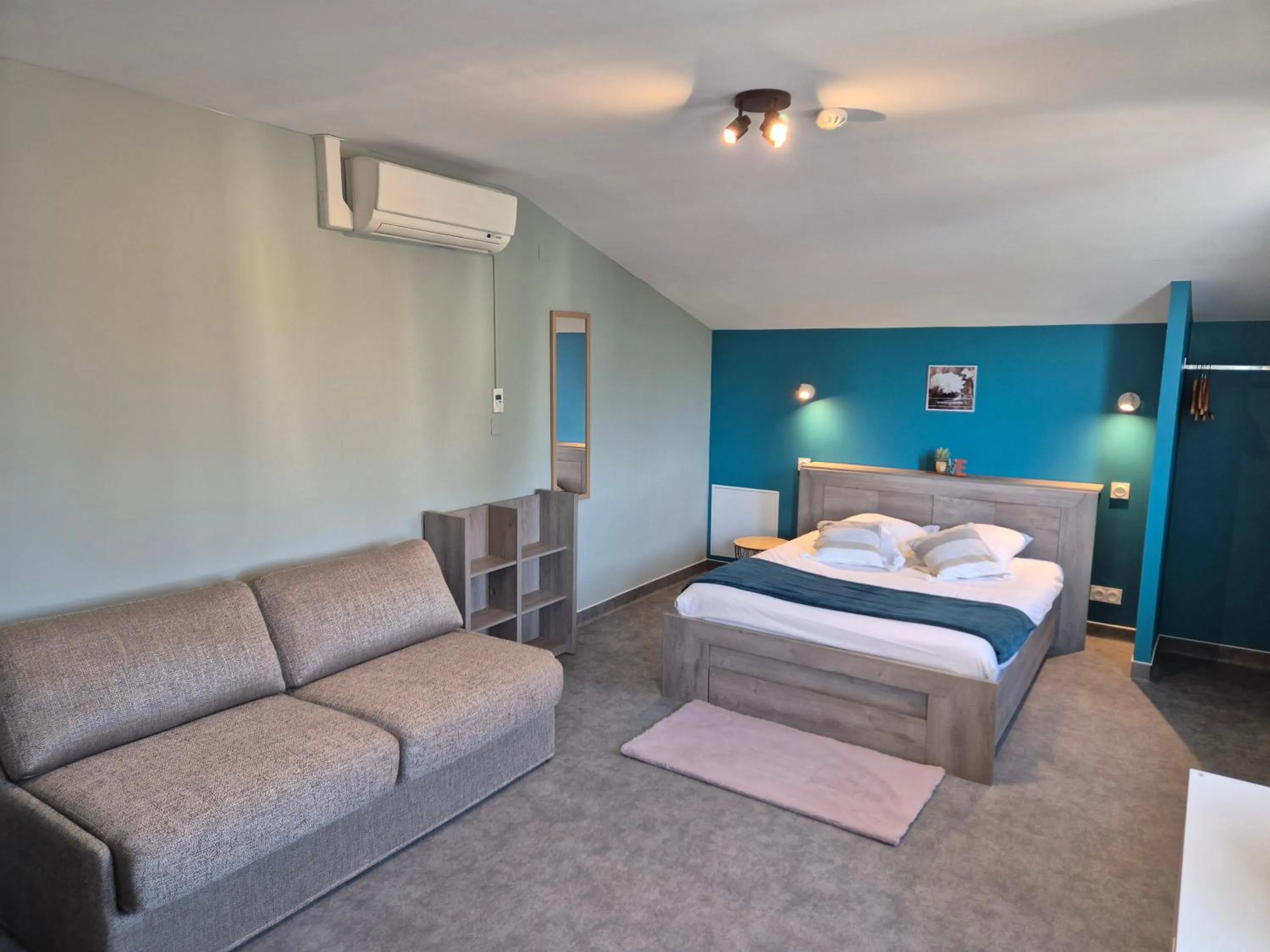 Bed in Logis Hôtel Restaurant L'Oustal