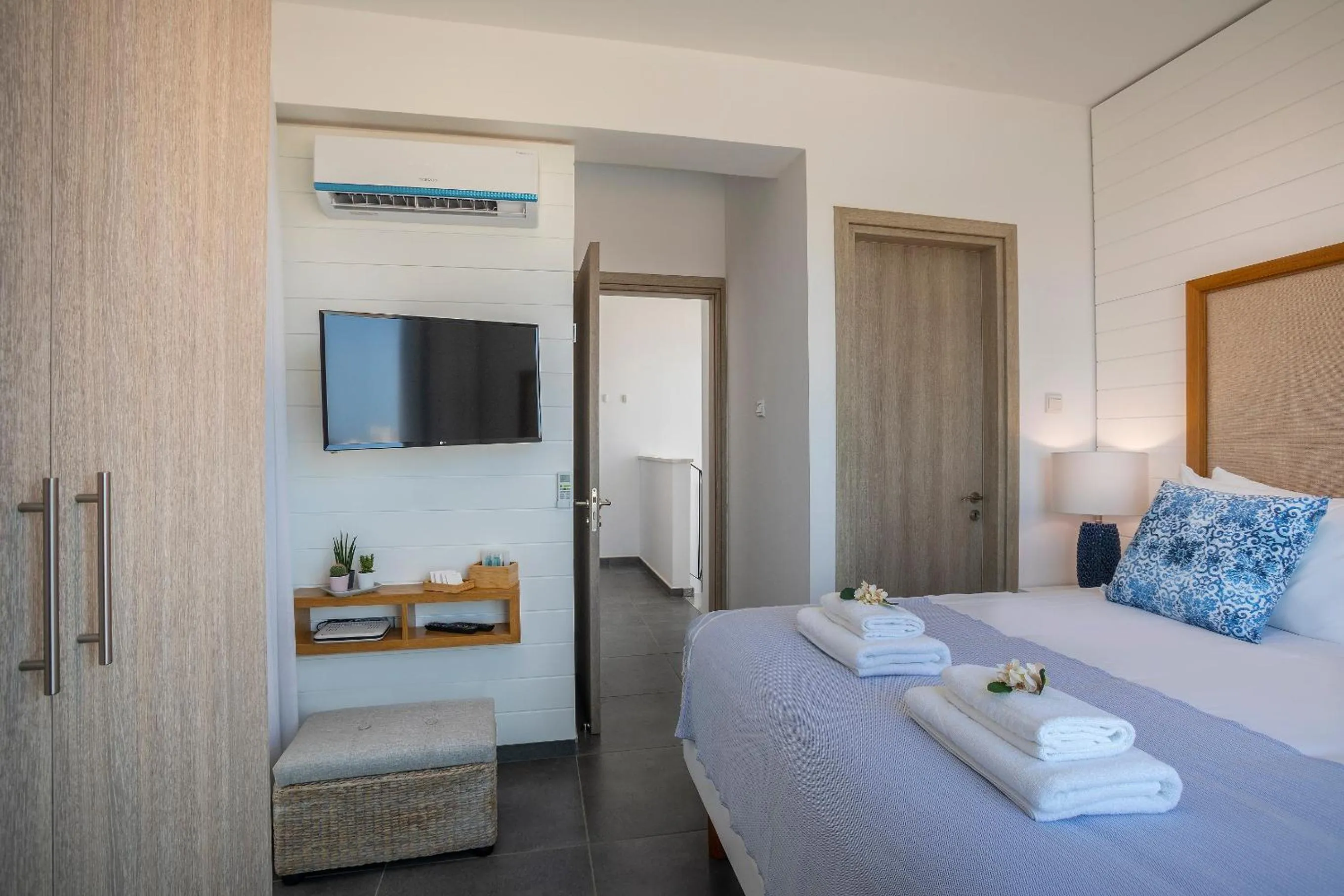 Bedroom, Bed in Chris Le Mare Luxury Villa