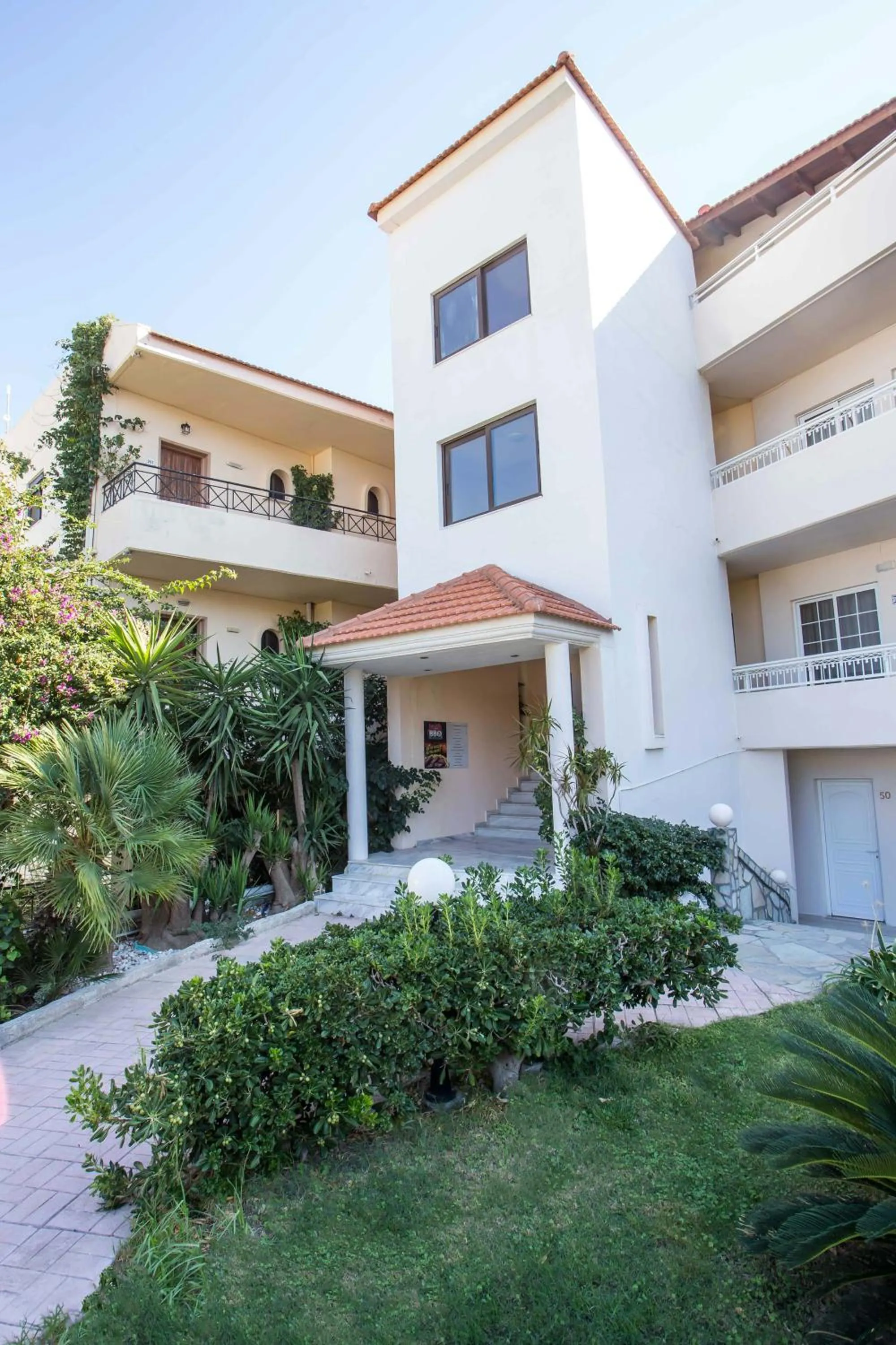 Property building in Casa Lyristis