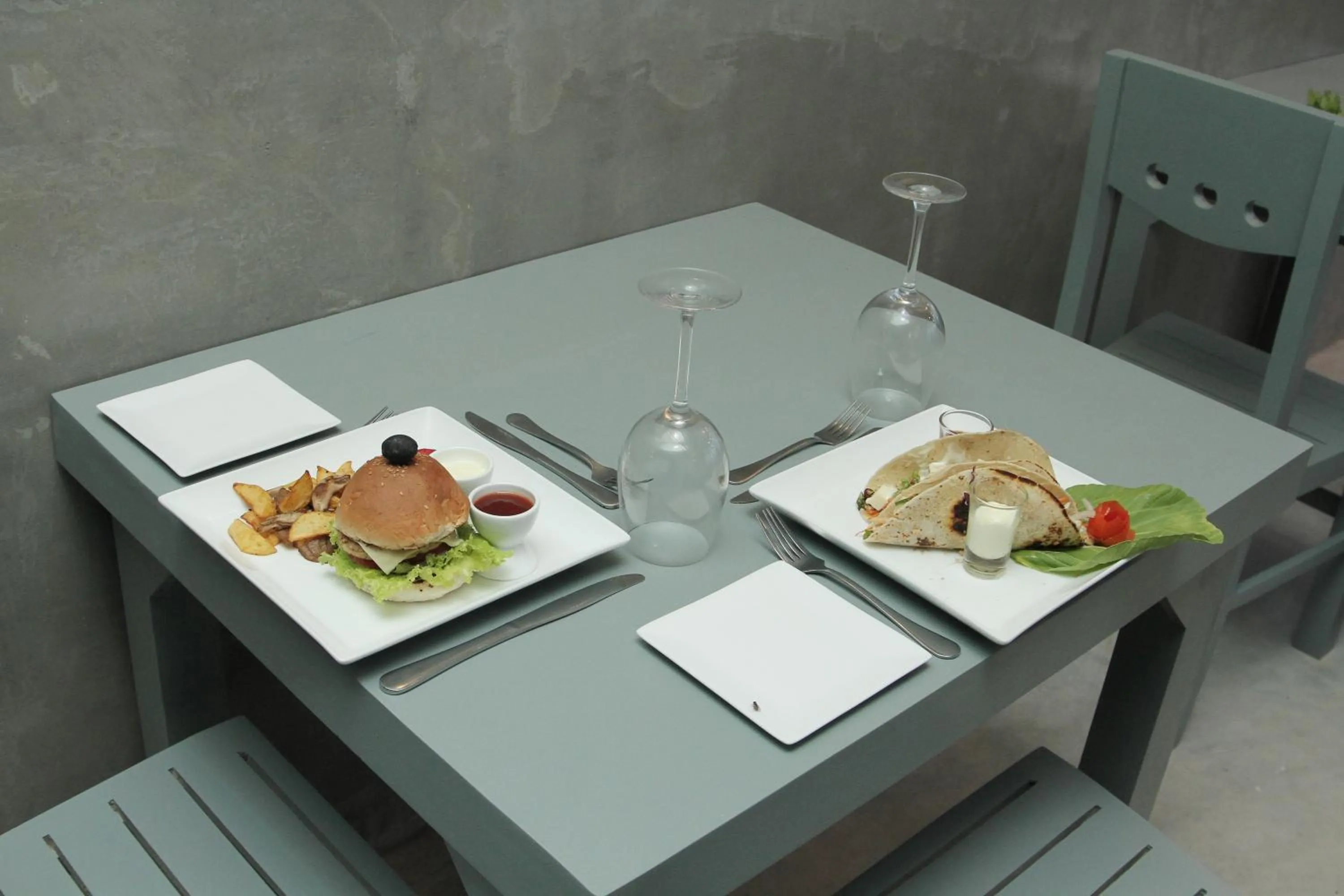 Food and drinks in Somerset Mirissa Beach