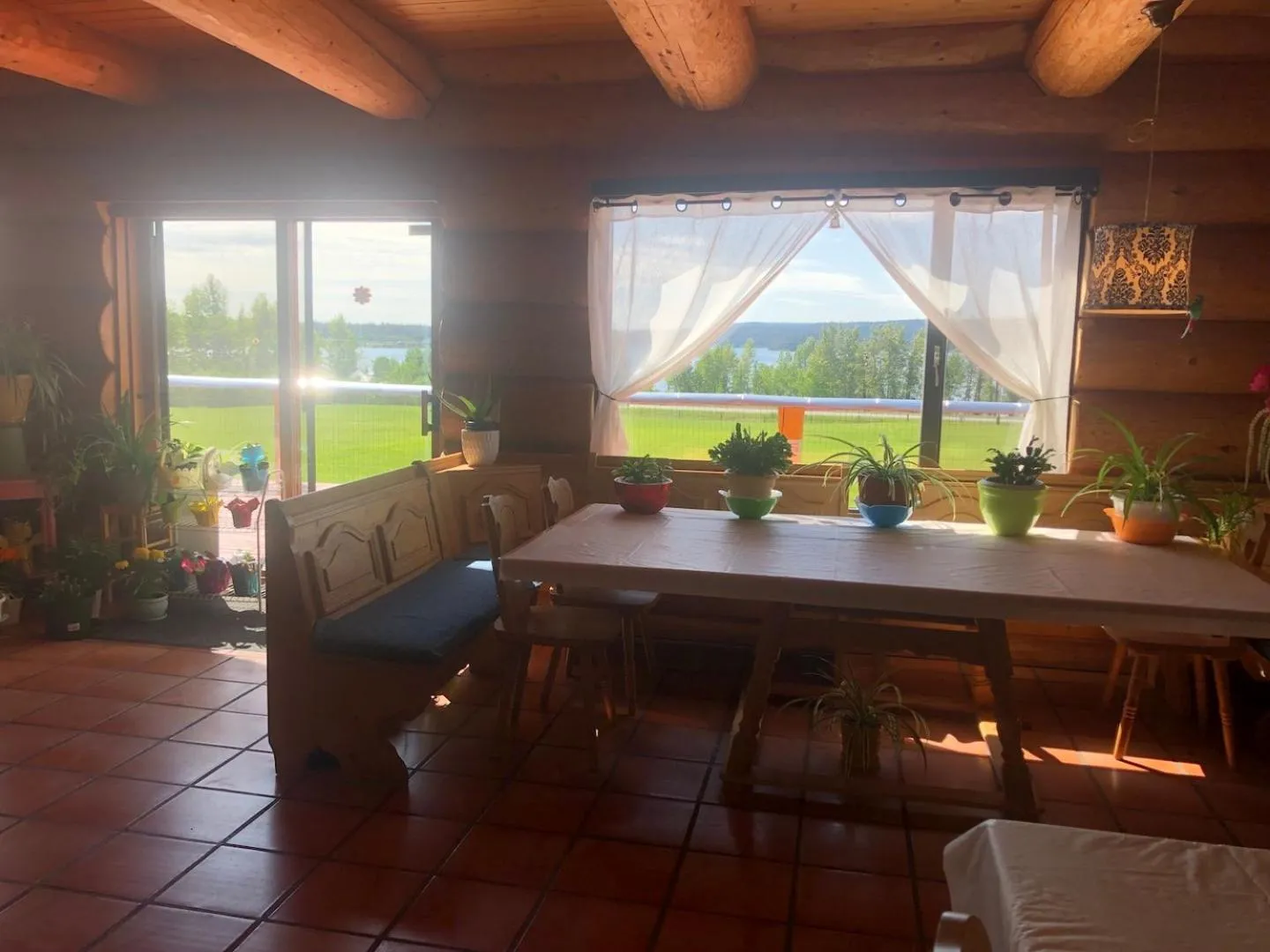 Restaurant/places to eat in Cariboo Log Guest House