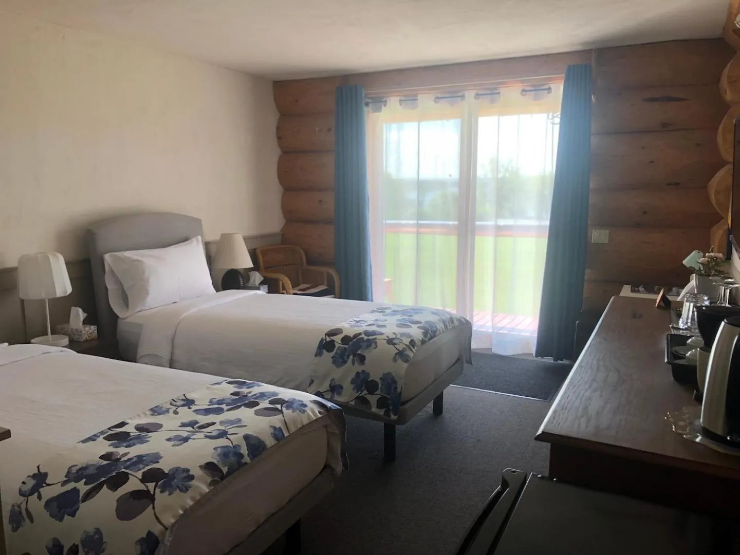 Photo of the whole room, Bed in Cariboo Log Guest House