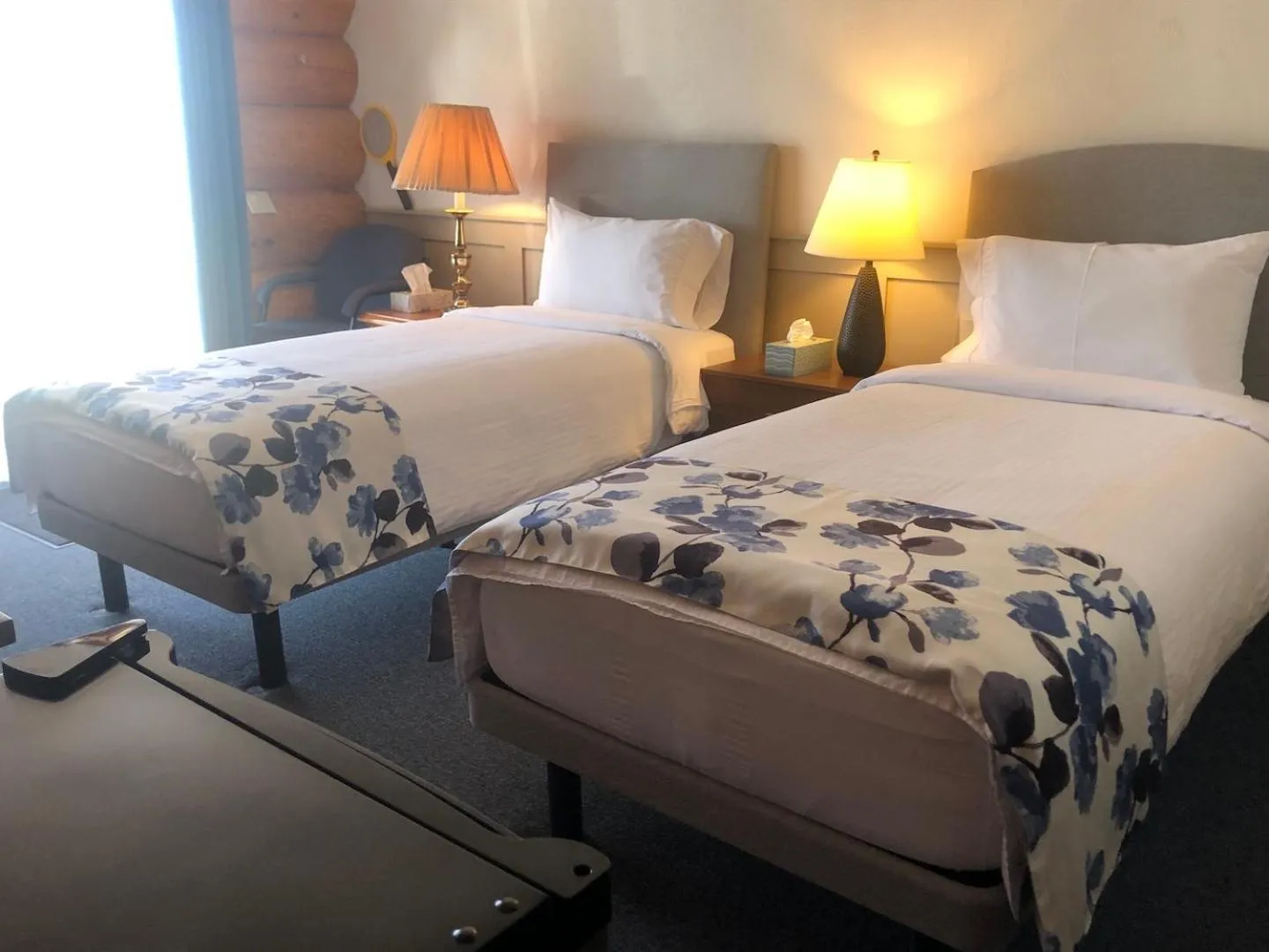 Bed in Cariboo Log Guest House