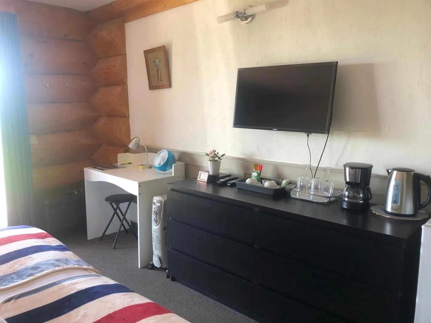 TV and multimedia, Bed in Cariboo Log Guest House