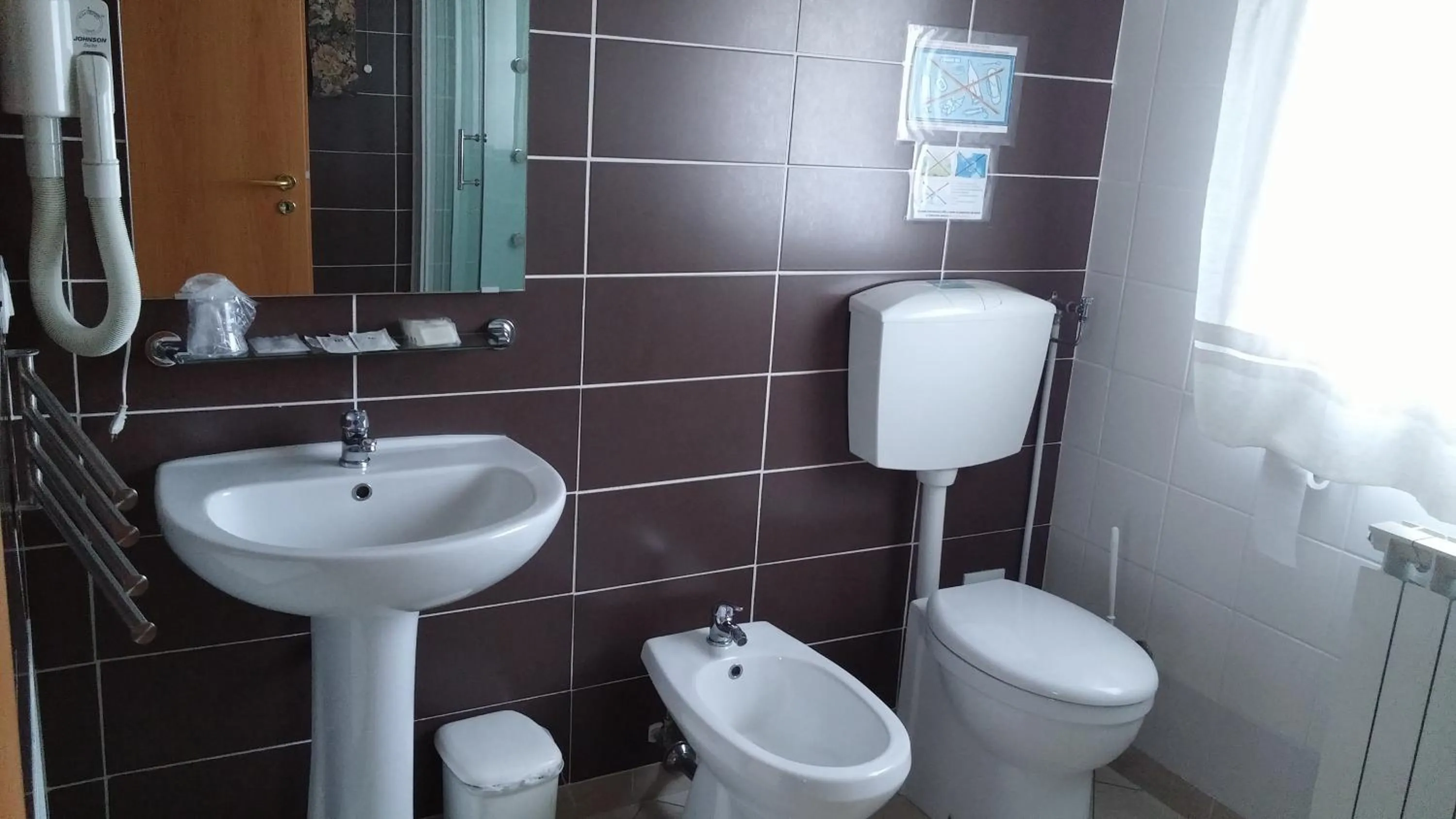 Bathroom in Venice Airport Room