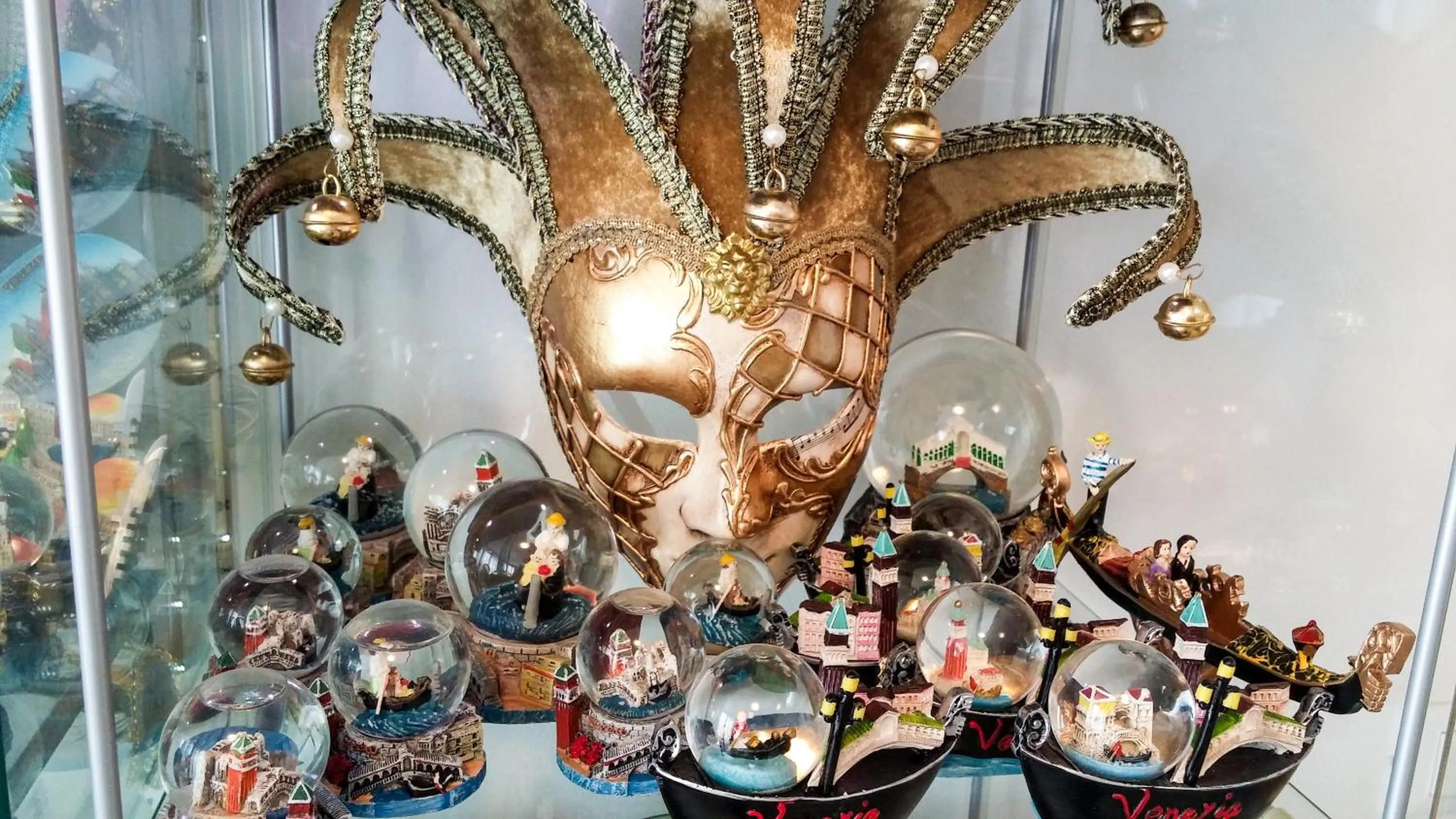 On-site shops in Venice Airport Room