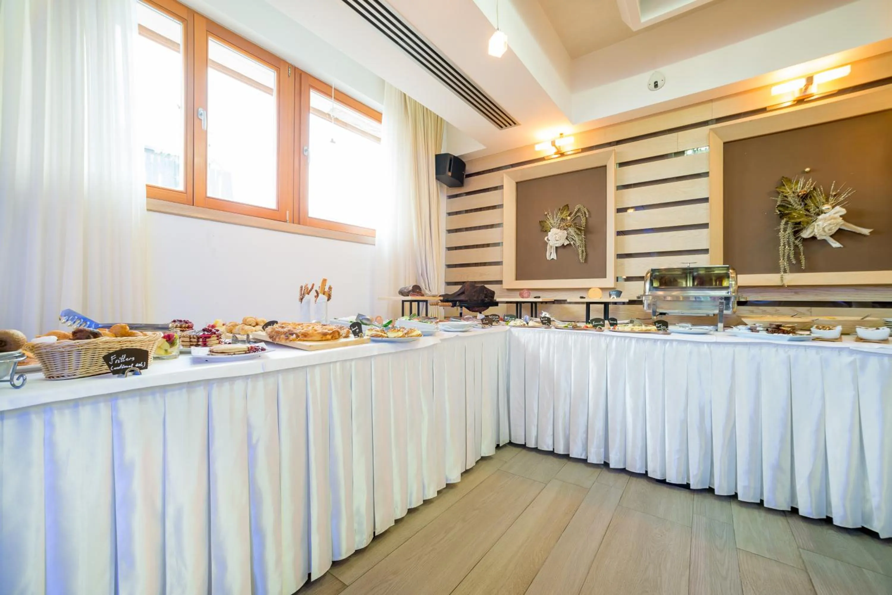 Restaurant/places to eat in Hotel Soa