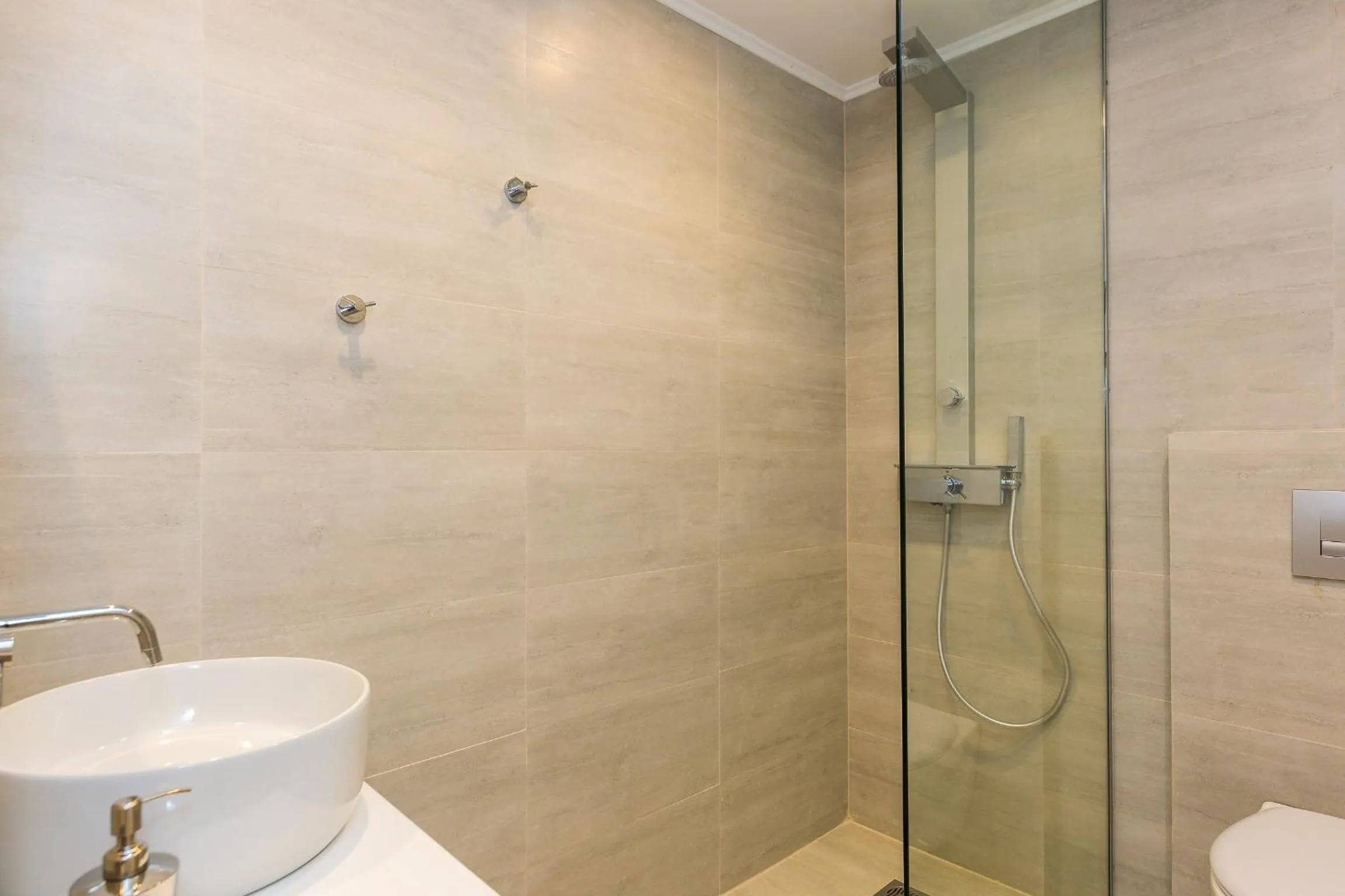 Toilet in Georgioupolis Plaza Suites