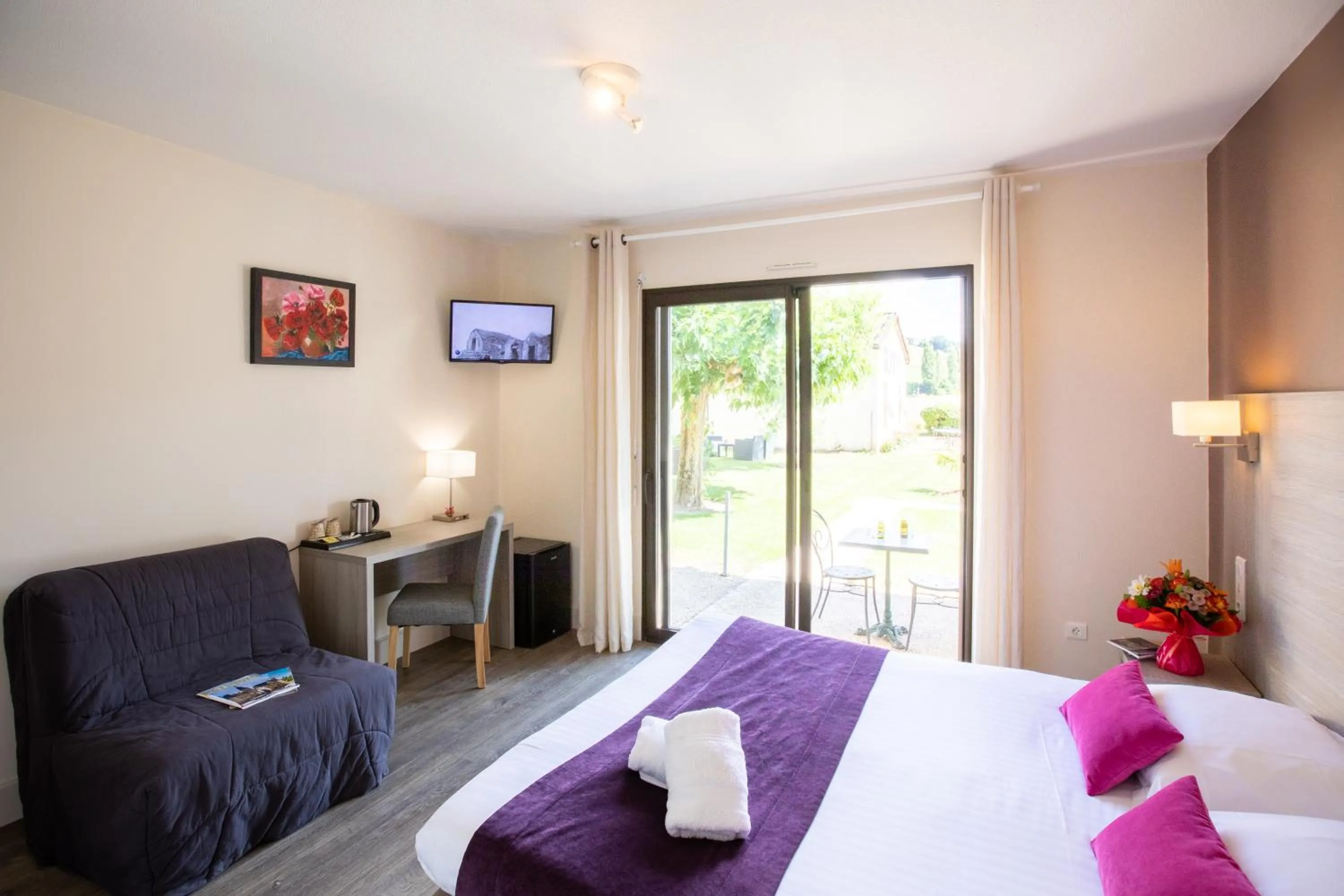 Photo of the whole room, Bed in L'Oustal de Vézac