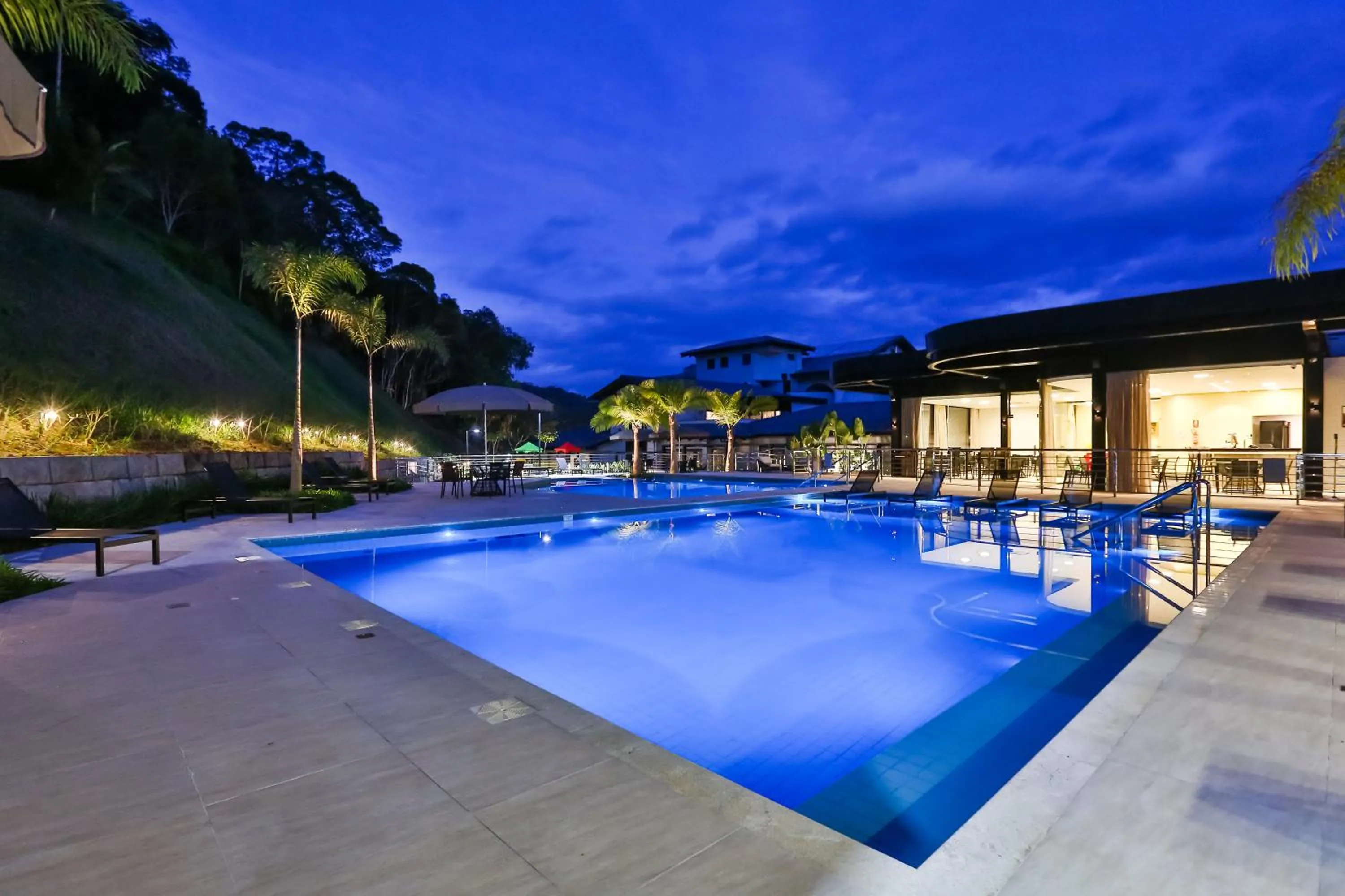 Swimming pool in Quality Hotel Blumenau