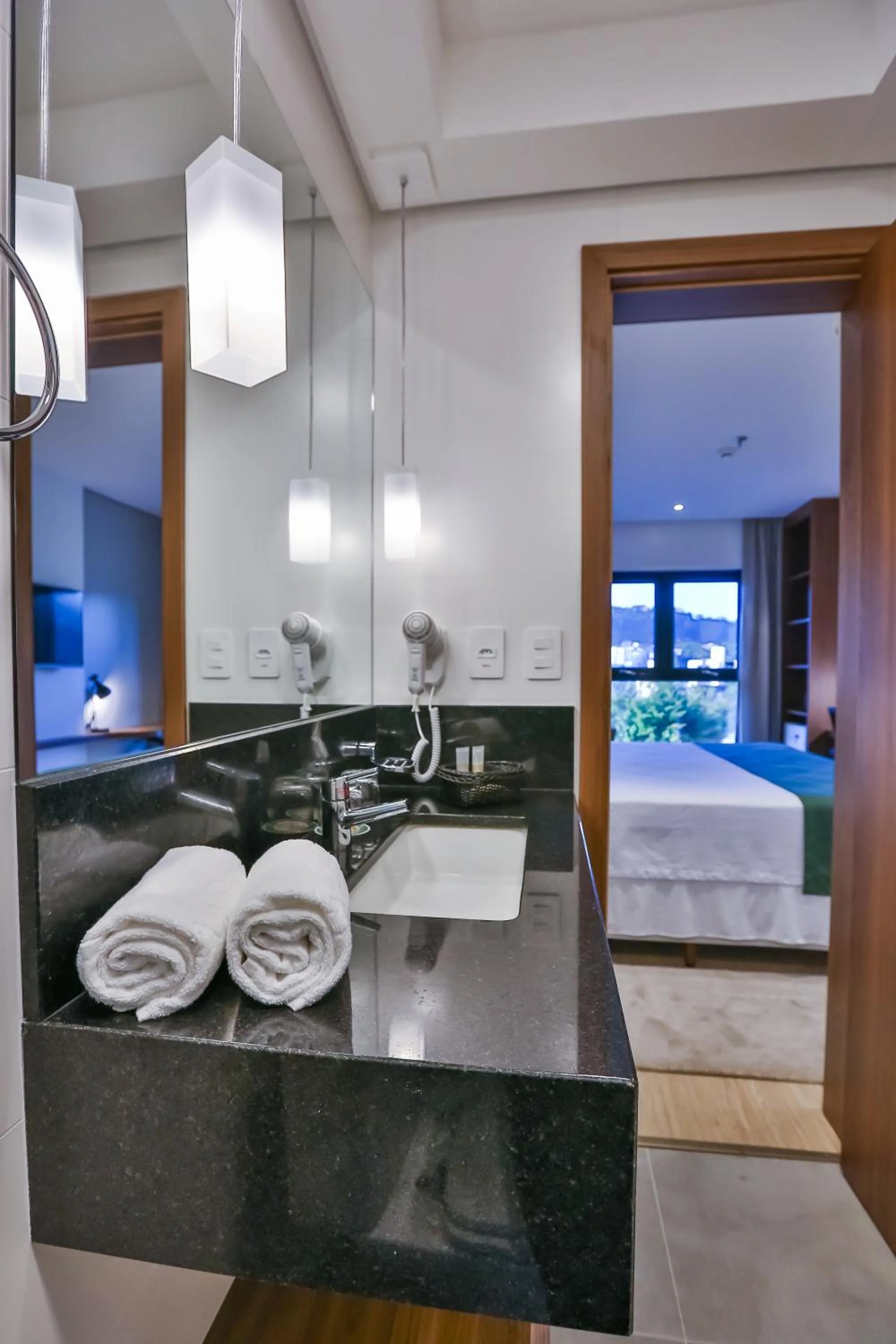 Bathroom, Bed in Quality Hotel Blumenau